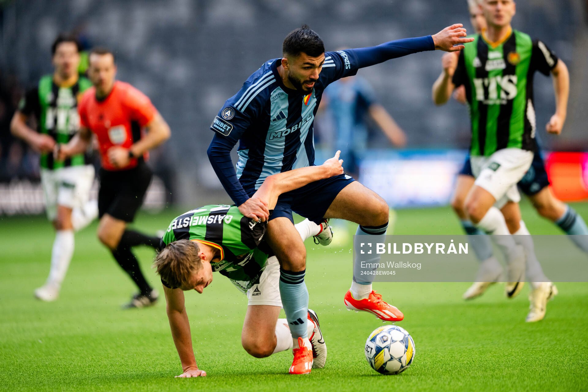 GAISs Robin Frej och Djurgårdens Musa Qurbanli under fotbollsmatchen i Allsvenskan mellan Djurgården och GAIS den 28 april 2024 i Stockholm.