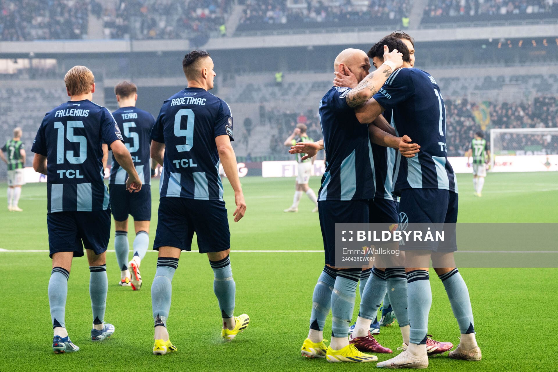 Djurgårdens Deniz Hummet jublar med lagkamrater