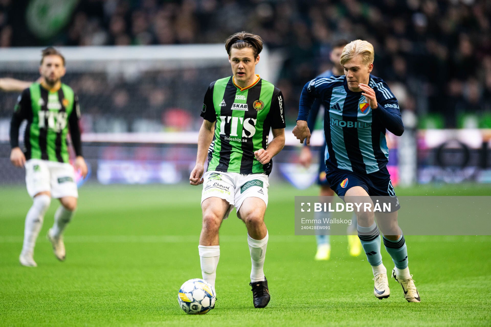 GAIS Axel Henriksson och Djurgårdens Lucas Bergvall under fotbollsmatchen i Allsvenskan mellan Djurgården och GAIS den 28 april 2024 i Stockholm.