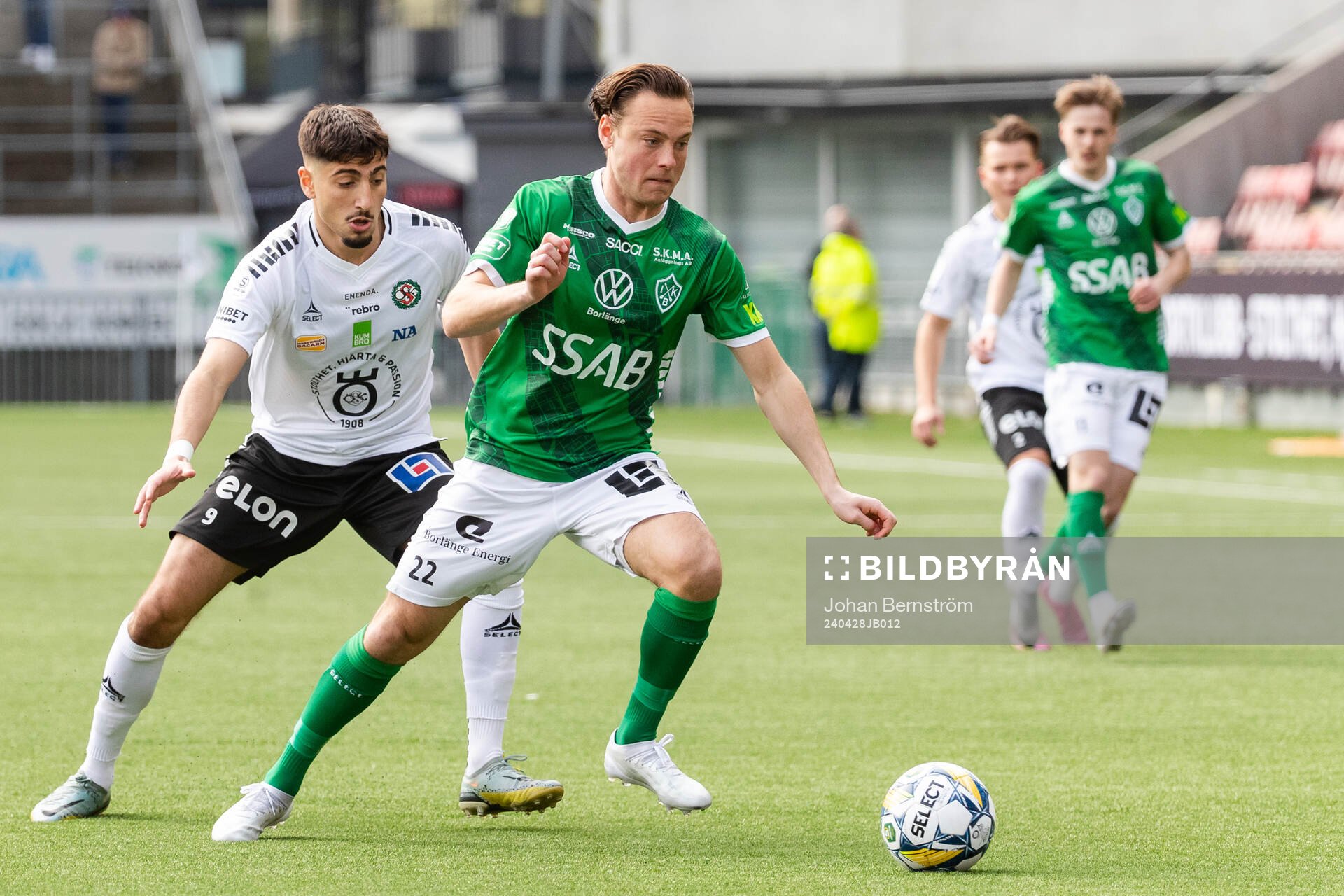 Örebros Peter Gwargis och Brages Cesar Weilid under fotbollsmatchen i Superettan mellan Örebro och Brage den 28 april 2024 i Örebro. 