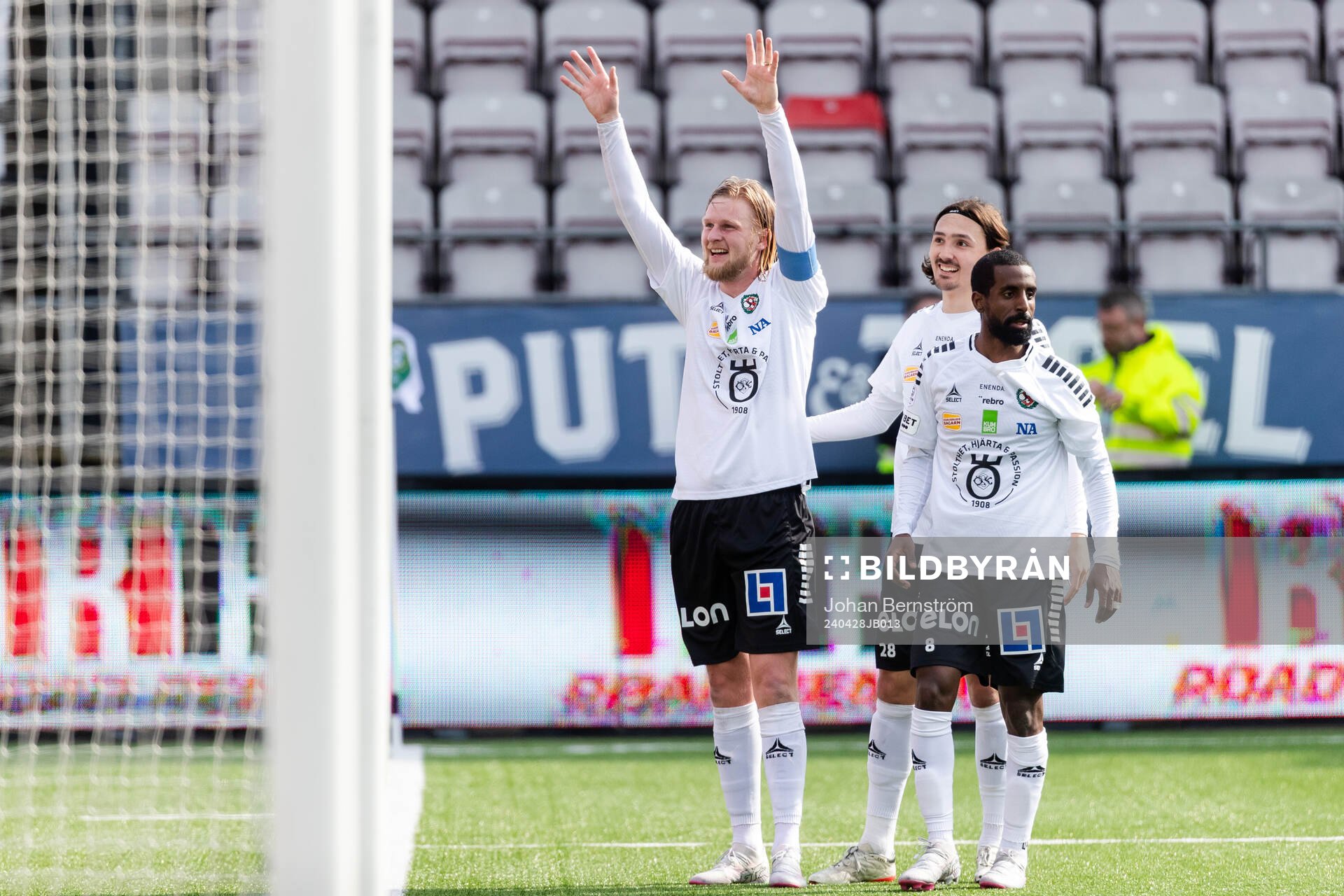 Örebros Kalle Holmberg jublar med Adam Bark och Mohammed