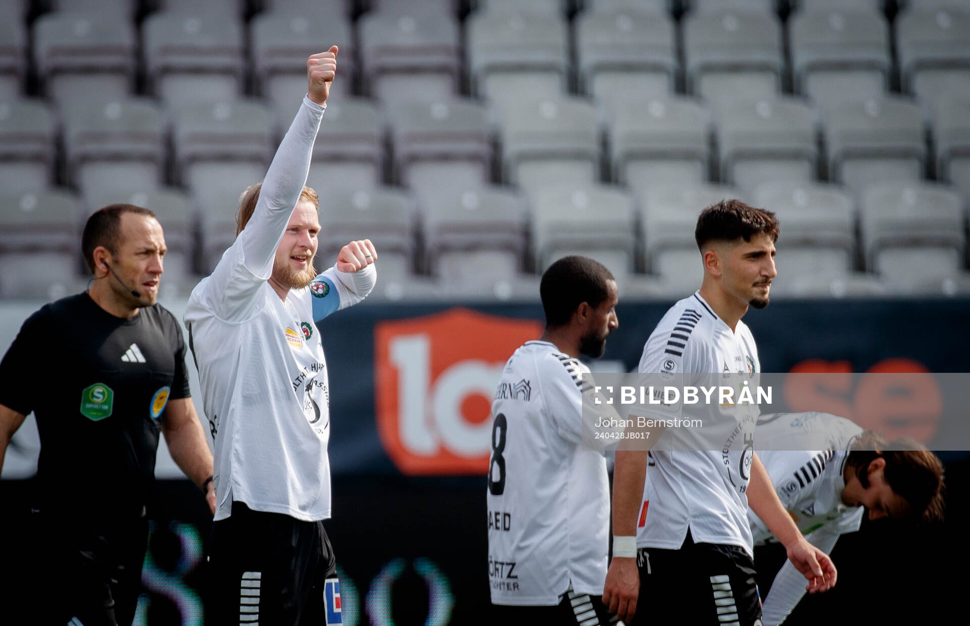 Örebros Kalle Holmberg jublar vid 1-0