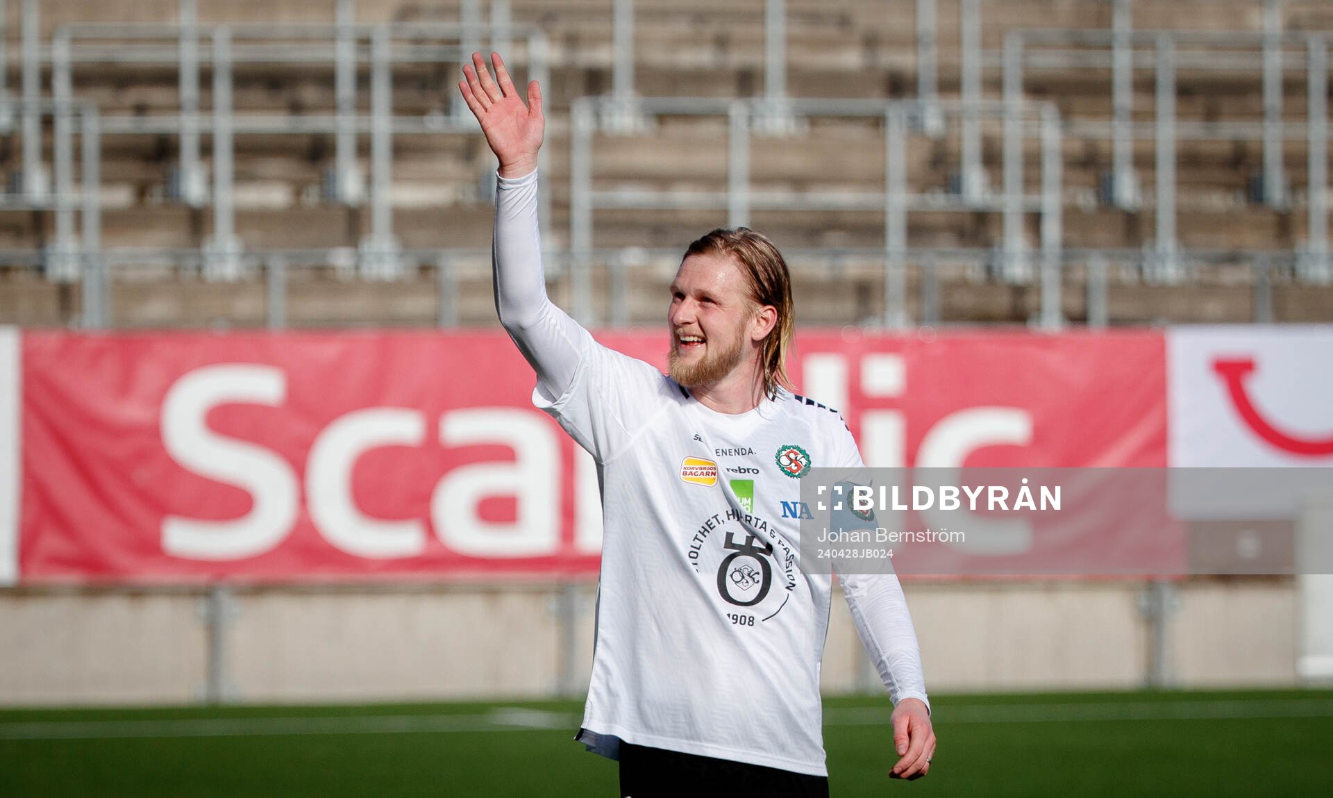 Örebros Kalle Holmberg jublar