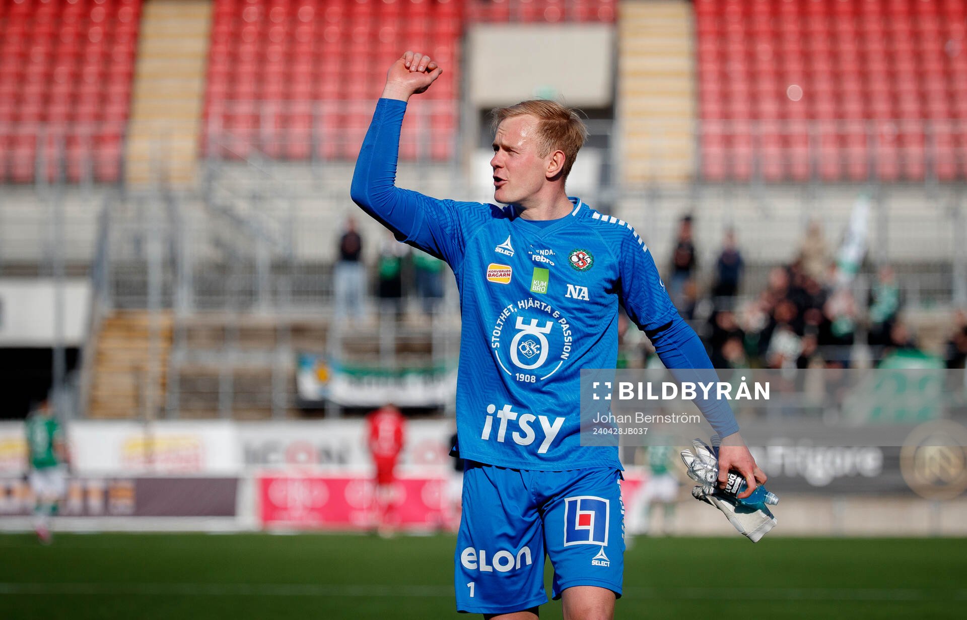Örebros målvakt Malte Påhlsson jublar