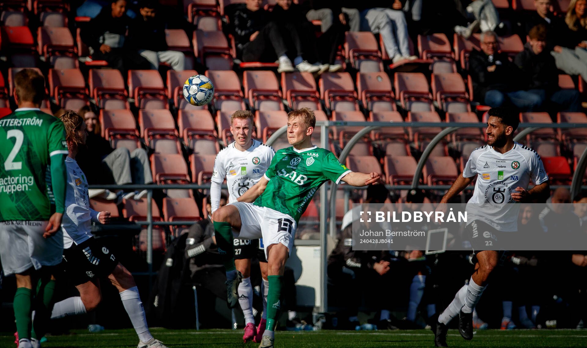 Örebros Valgeir Valgeirsson och Brages Henry Sletsjøe under fotbollsmatchen i Superettan mellan Örebro och Brage den 28 april 2024 i Örebro. 