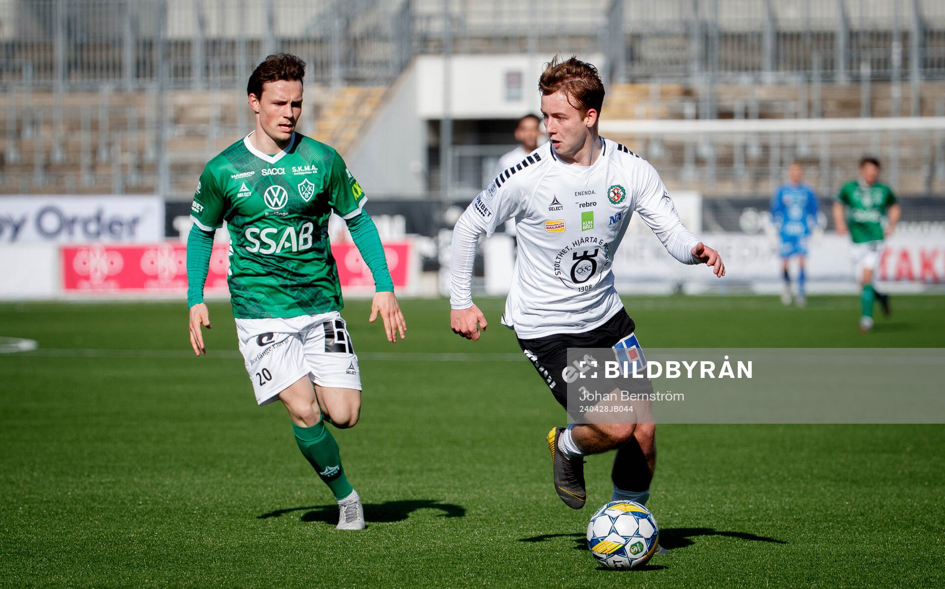 Brages Filip Sjöberg och Örebros Oskar Käck under fotbollsmatchen i Superettan mellan Örebro och Brage den 28 april 2024 i Örebro. 