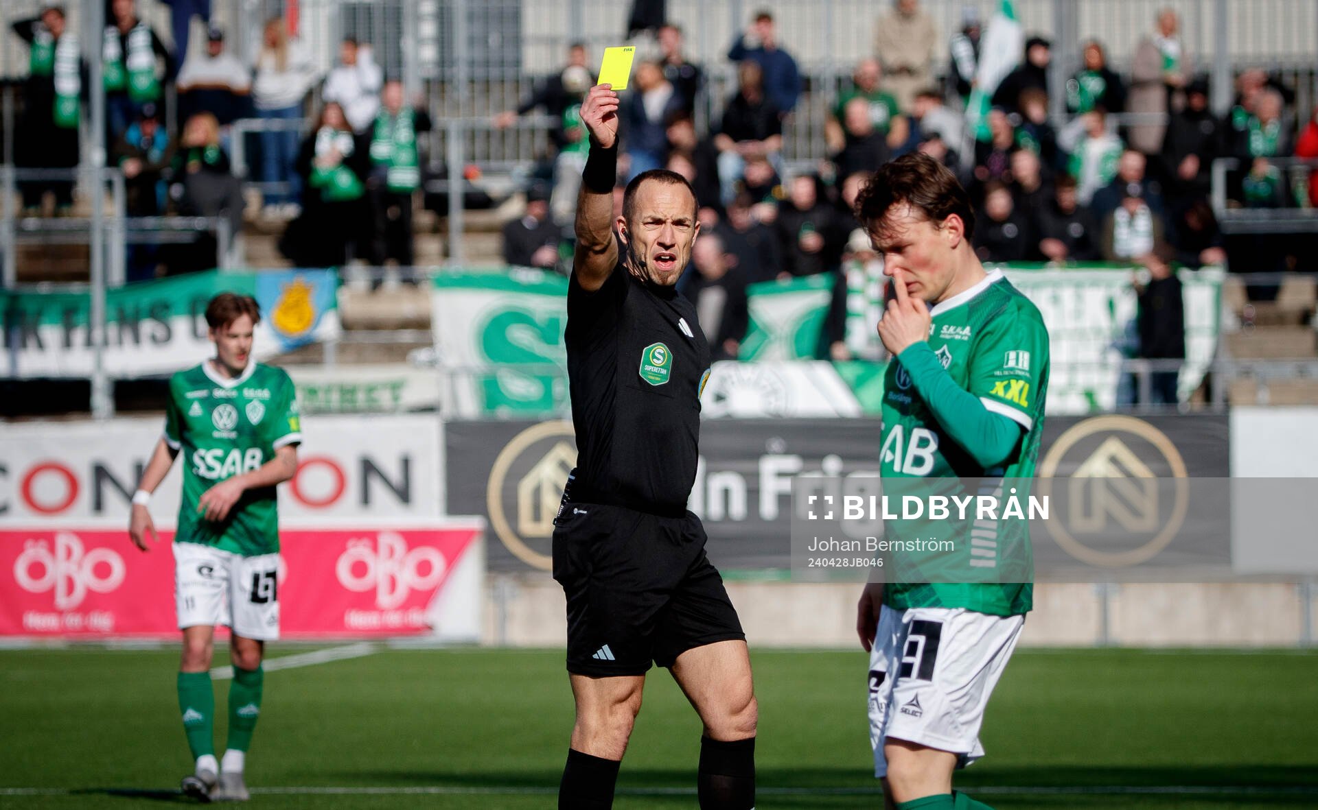 Domaren Kaspar Sjöberg ger Filip Sjöberg gult kort