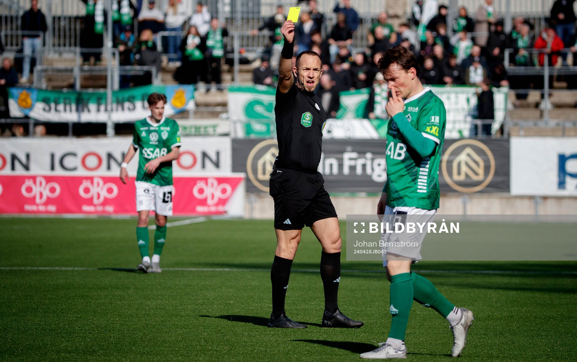 Domaren Kaspar Sjöberg ger Filip Sjöberg gult kort