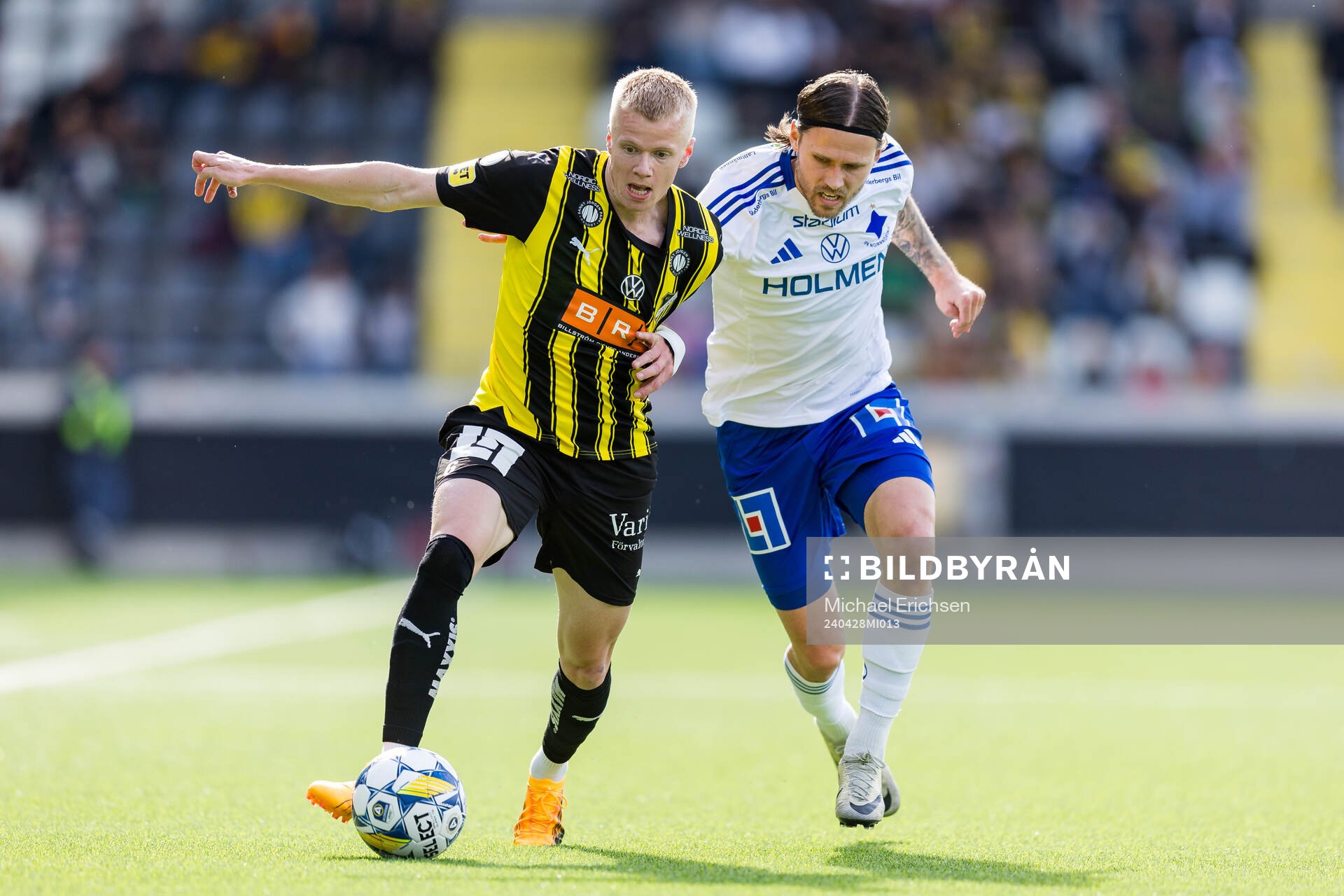 Häckens Axel Lindahl och IFK Norrköpings Arnor Traustason under fotbollsmatchen i Allsvenskan mellan Häcken och IFK Norrköping den 28 april 2024 i Göteborg.