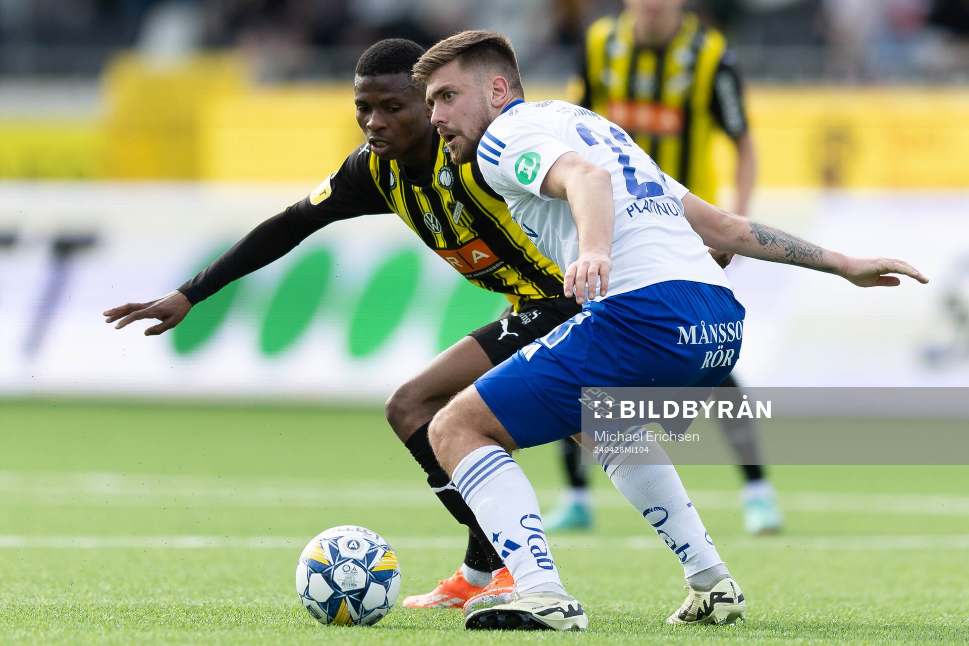 Häckens Akoua Romeo Amane och IFK Norrköpings Tim Prica
