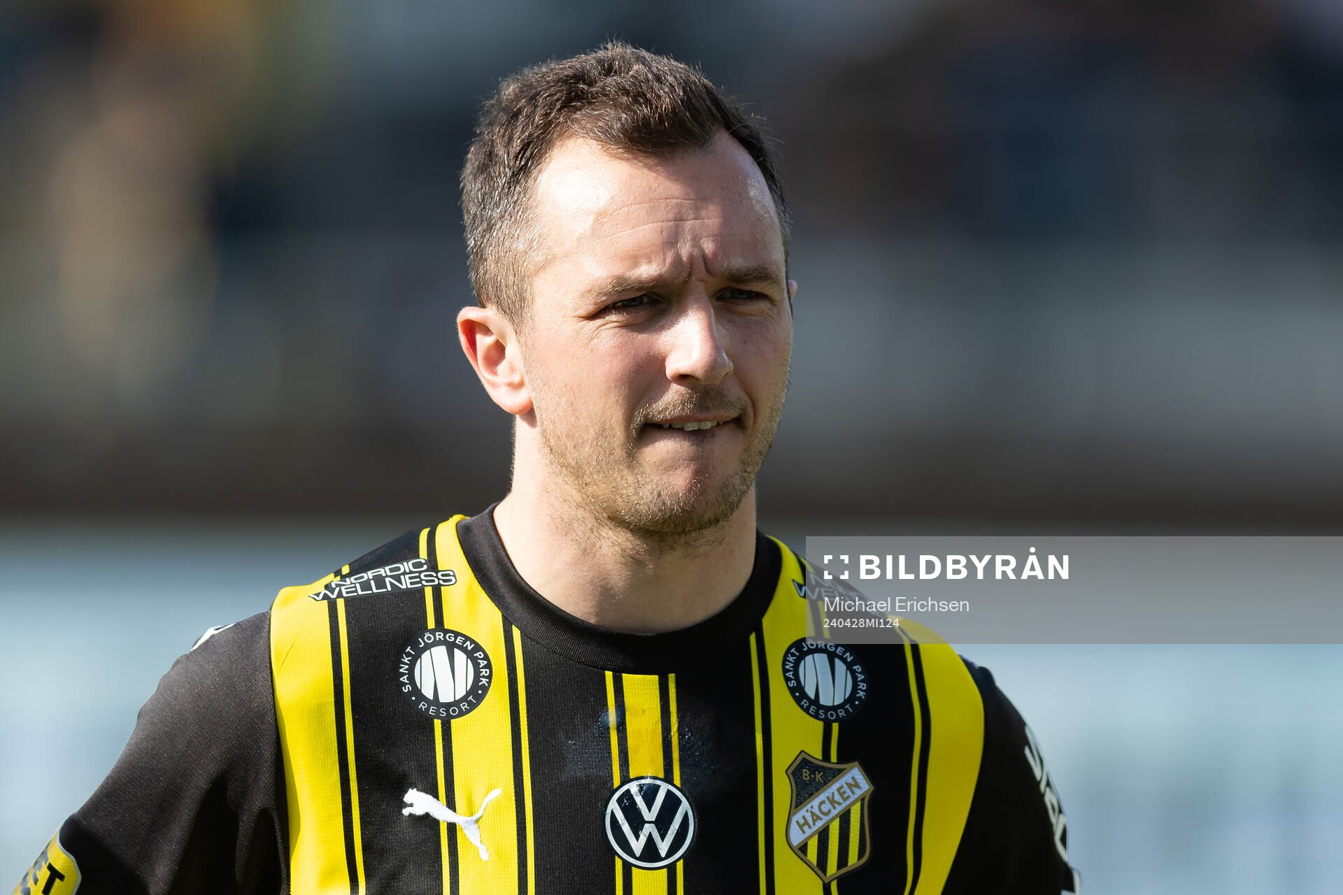 Häckens Even Hovland på line up innan fotbollsmatchen i