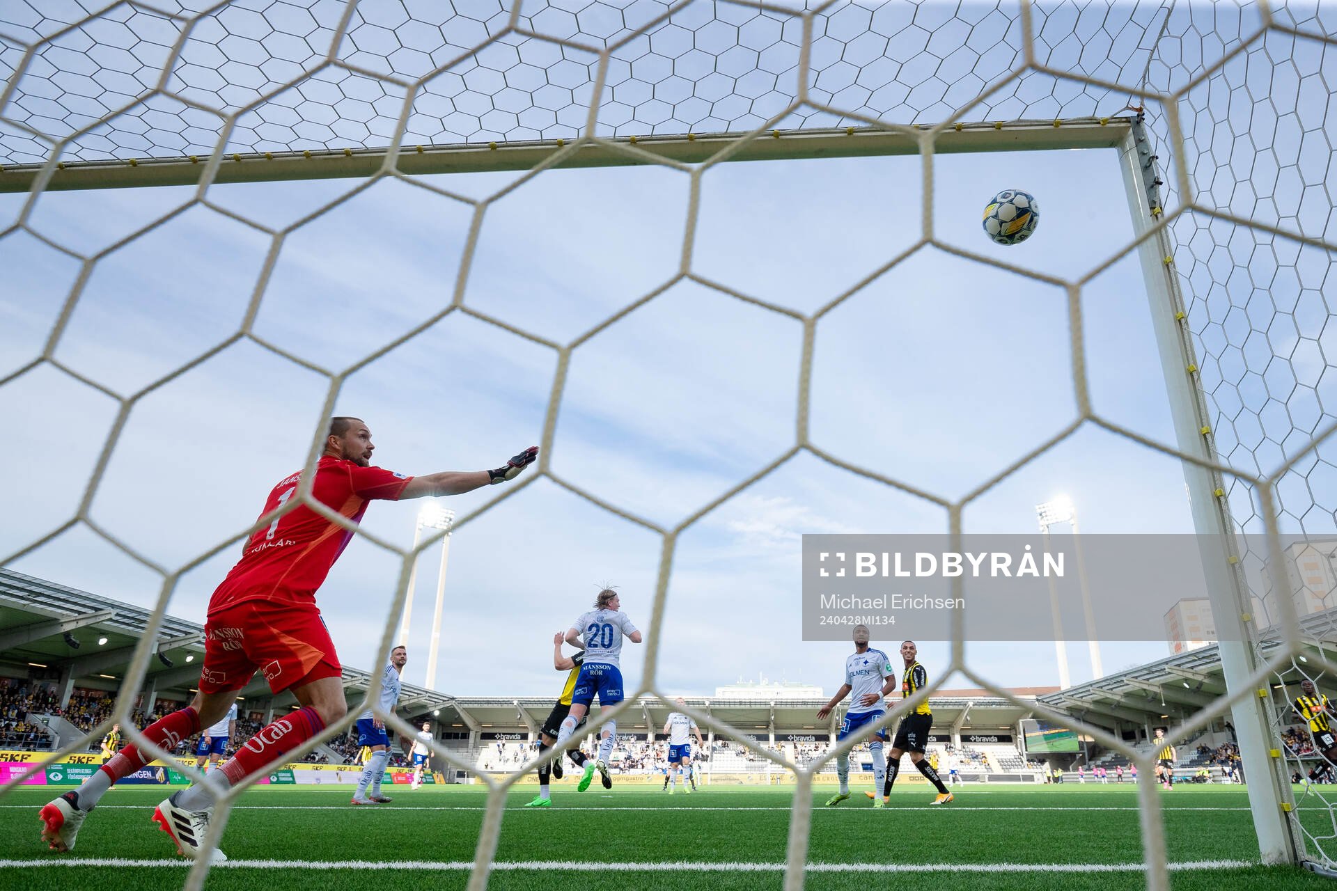 Häckens Srdjan Hrstic nickar in reduceringen till 1-2 i