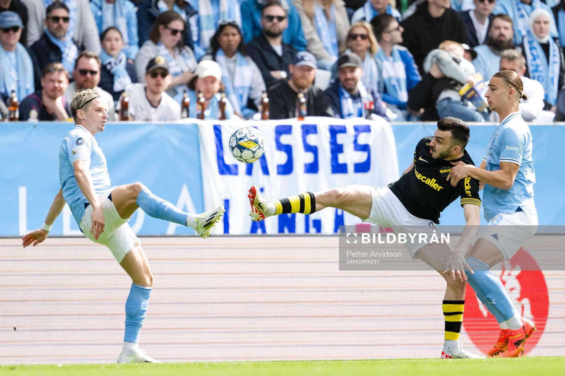 Malmö FFs Jens Stryger Larsen och Elison Makolli i en kamp