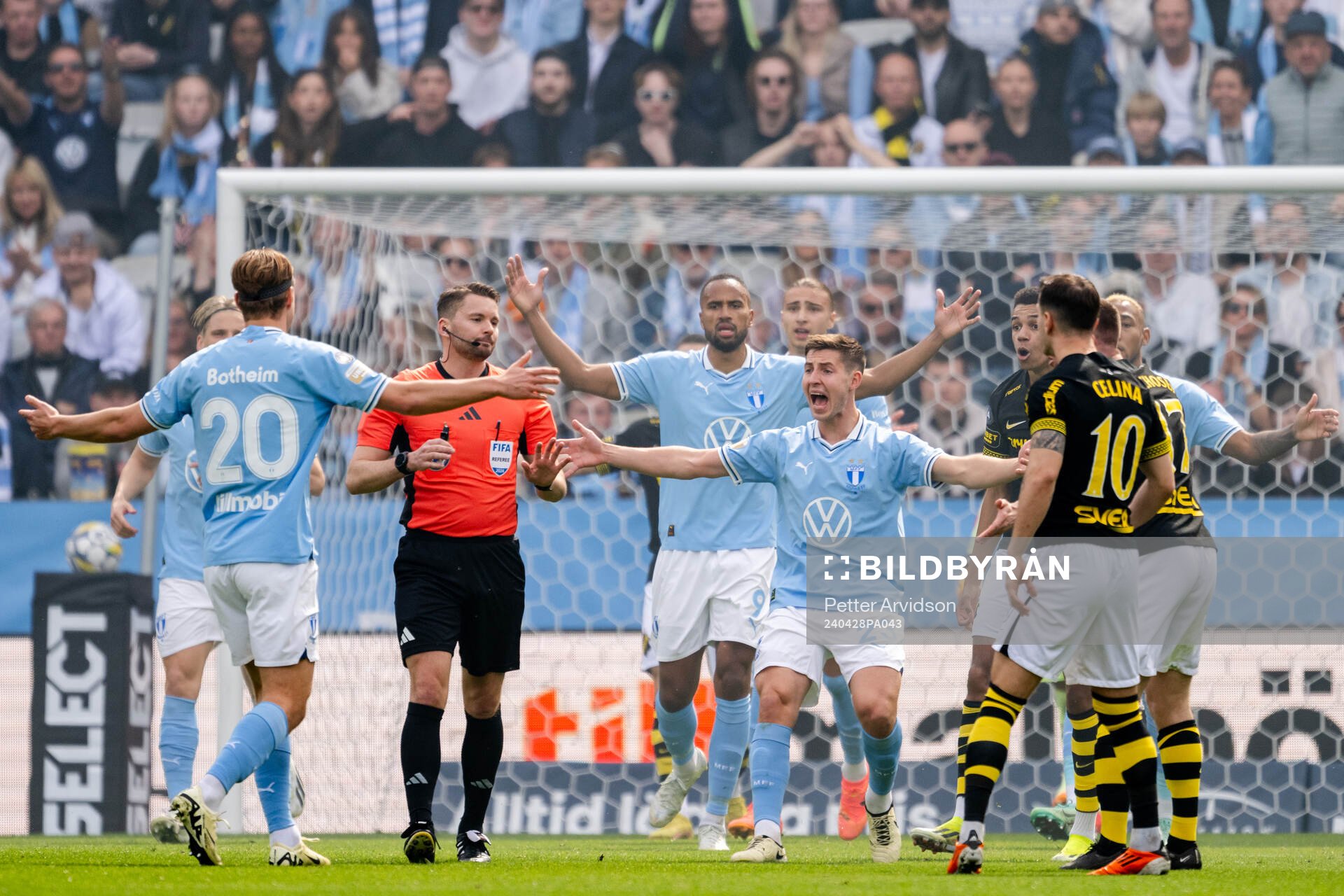 Malmö FFs Lasse Berg Johnsen reagerar på Domare Joakim