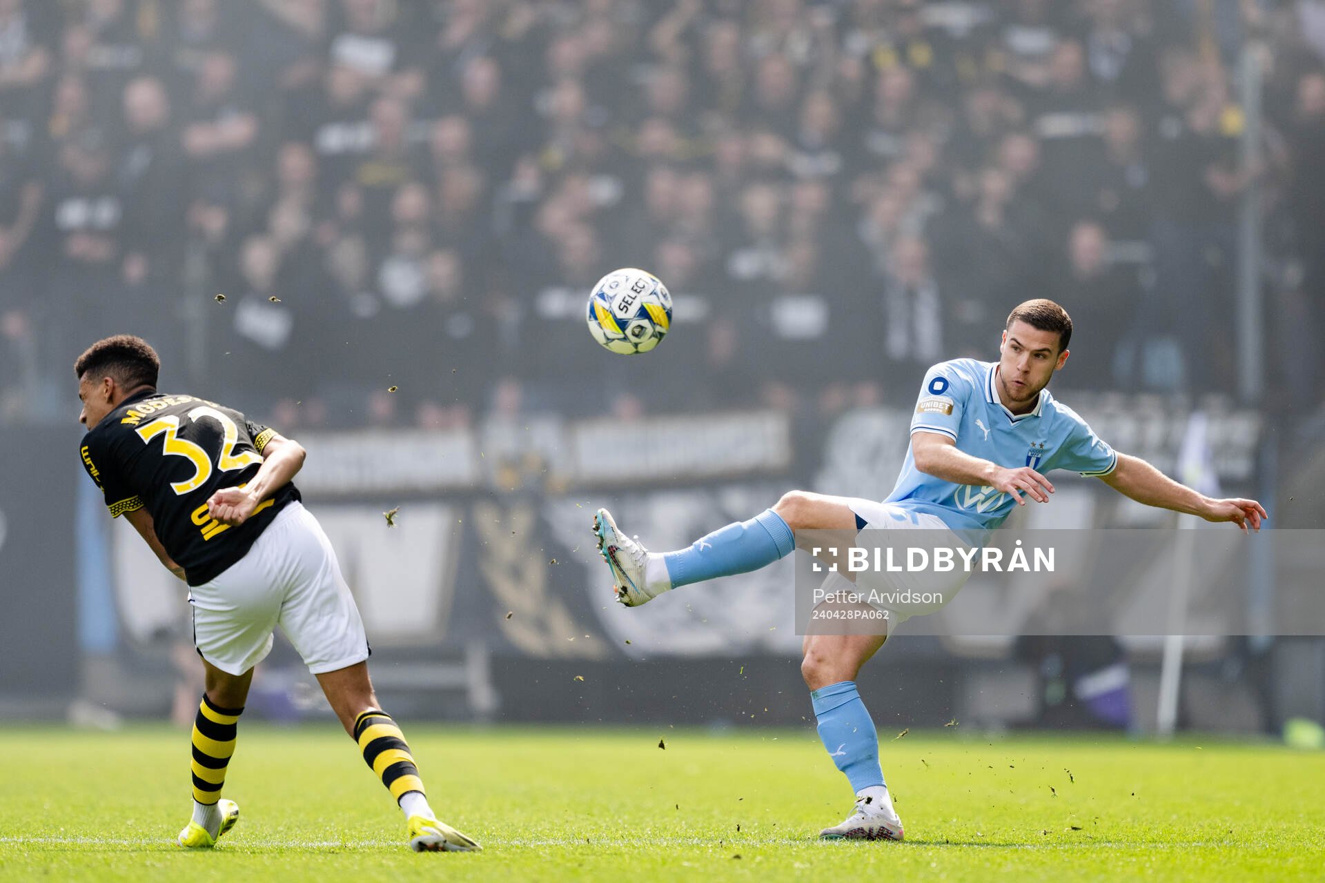 AIKs Rui Modesto och Malmö FFs Gabriel Busanello