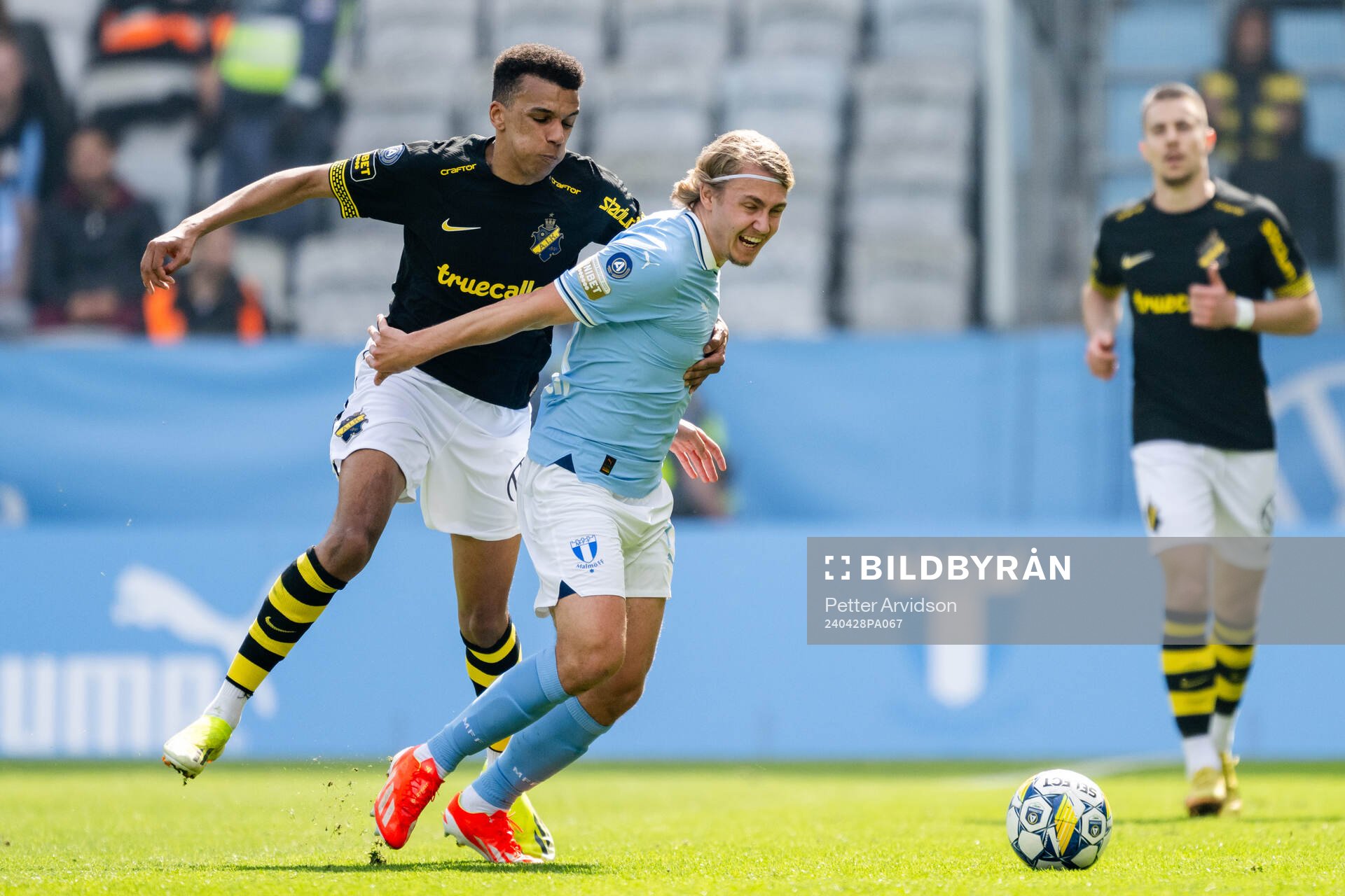 AIKs Rui Modesto och Malmö FFs Sebastian Nanasi