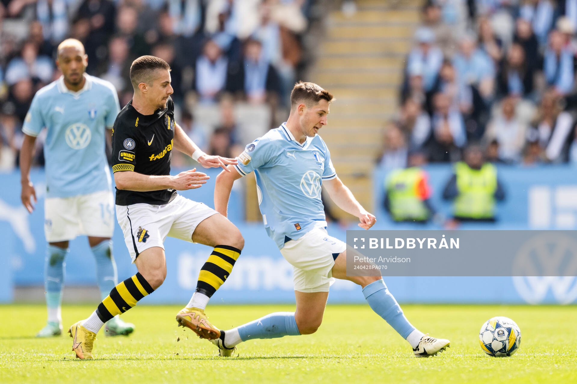 Malmö FFs Lasse Berg Johnsen och AIKs Dino Besirovic