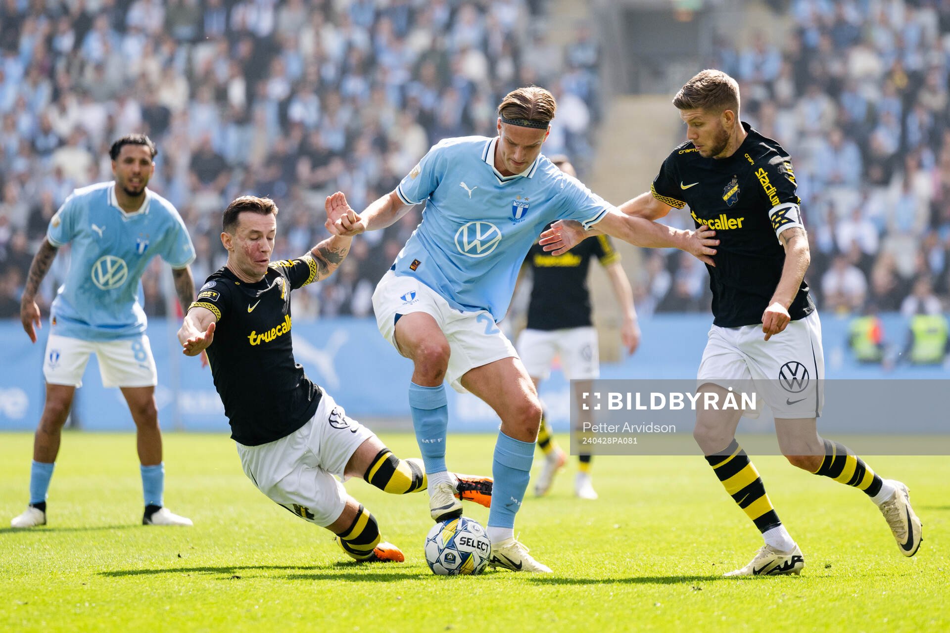 Malmö FFs Erik Botheim i en kamp mot AIKs Bersant Celina