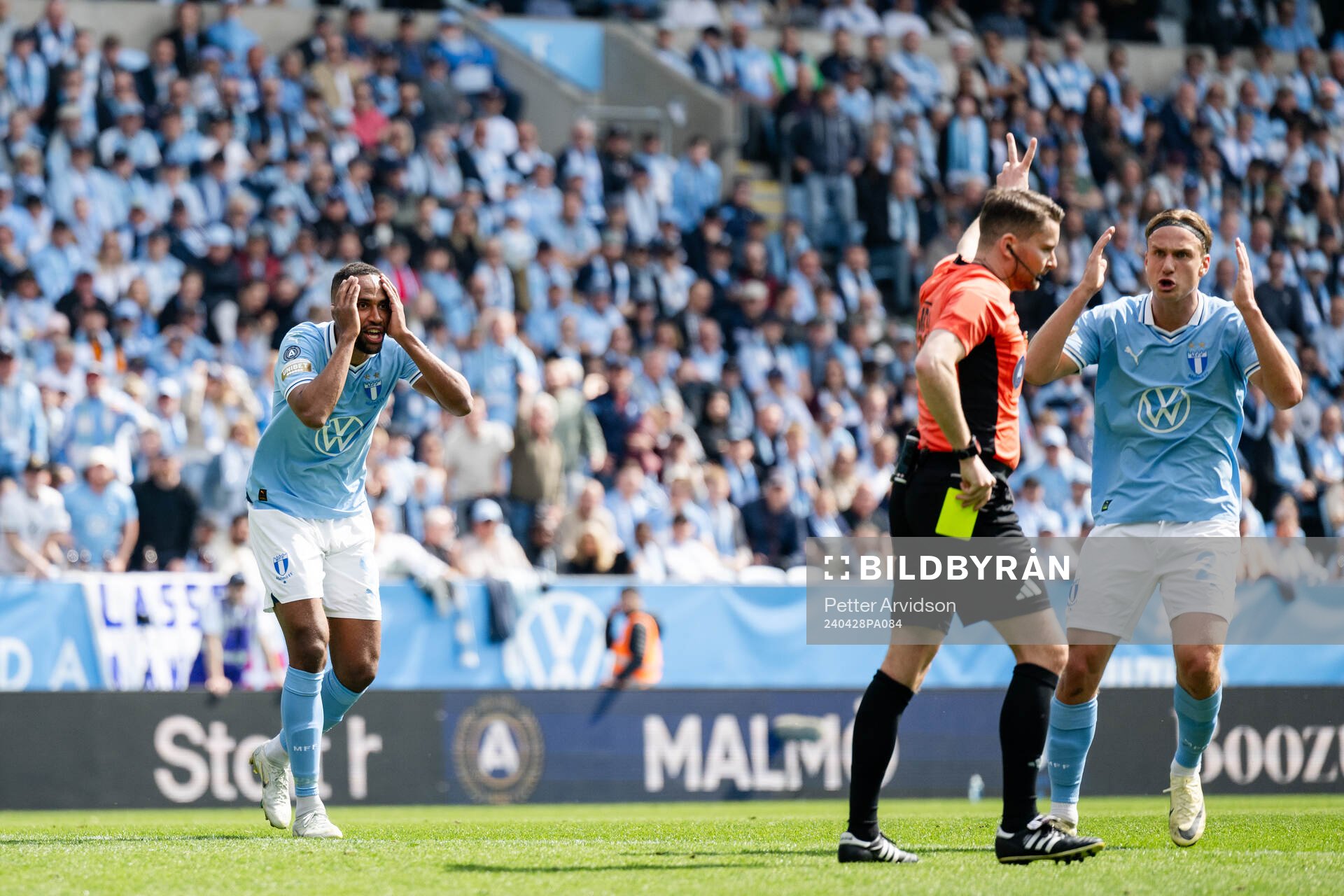 Malmö FFs Isaac Kiese Thelin får en varning