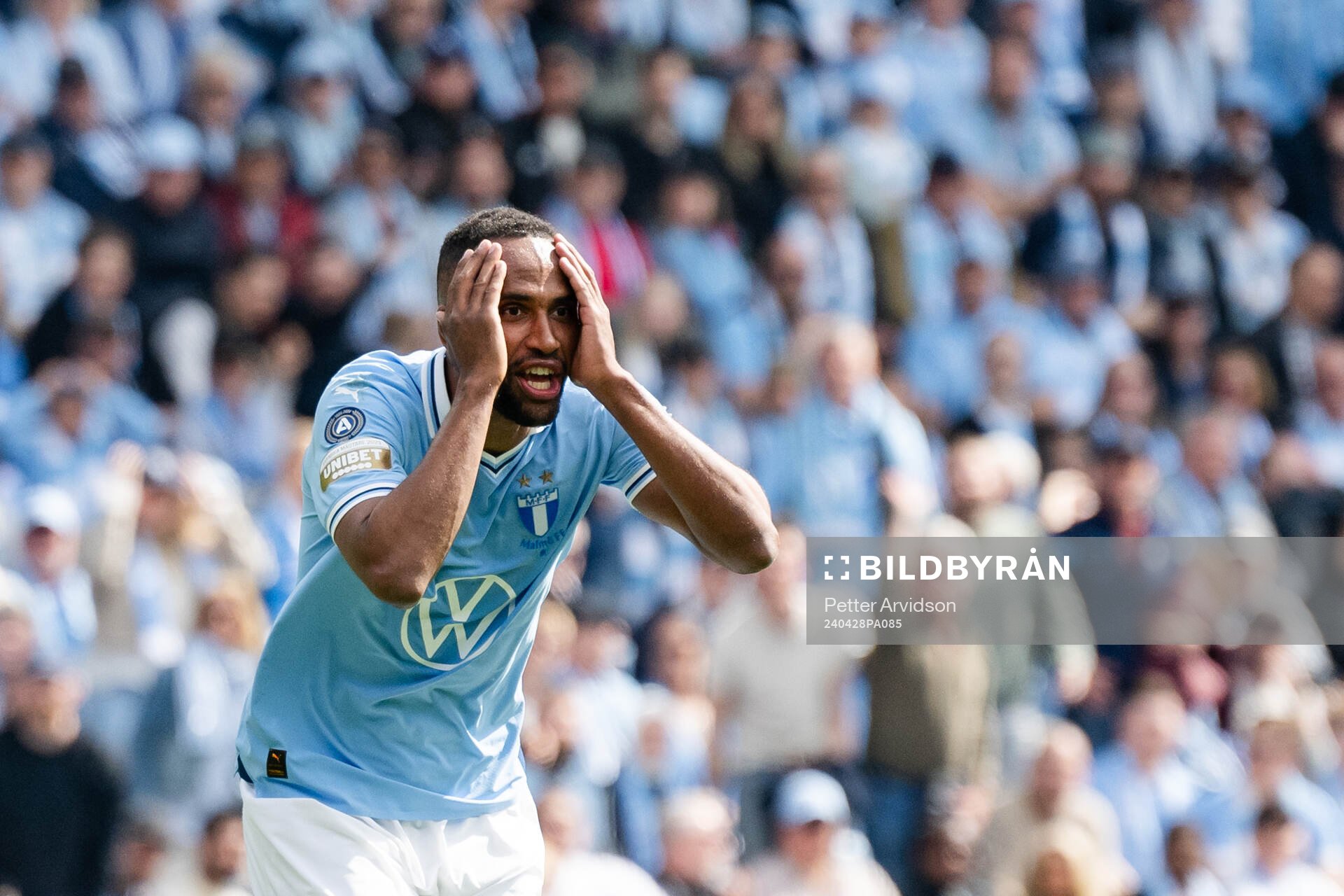 Malmö FFs Isaac Kiese Thelin får en varning