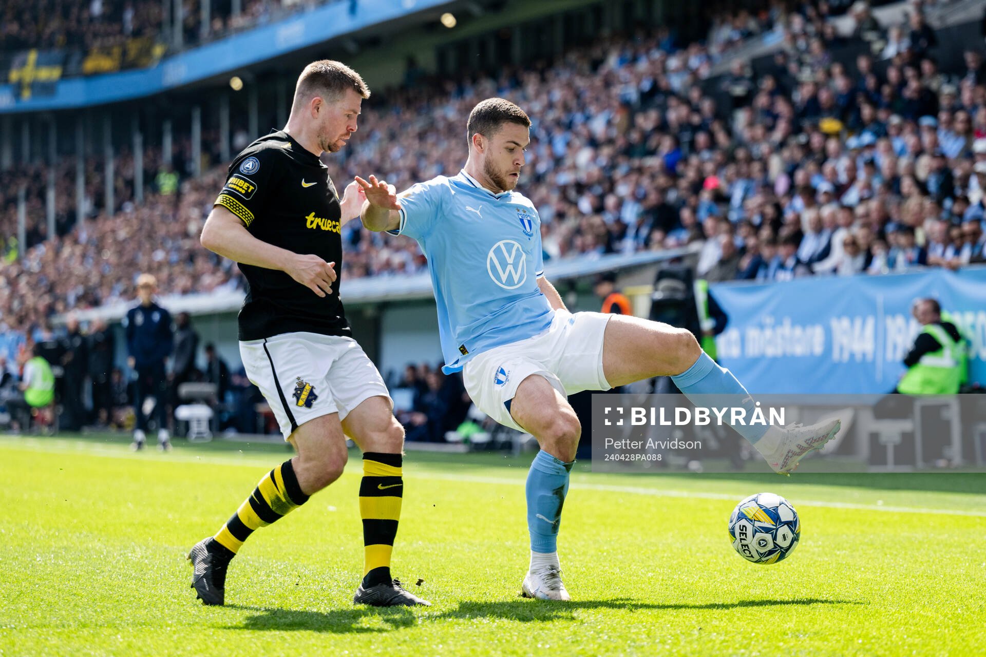 AIKs Mads Døhr Thychosen och Malmö FFs Gabriel Busanello