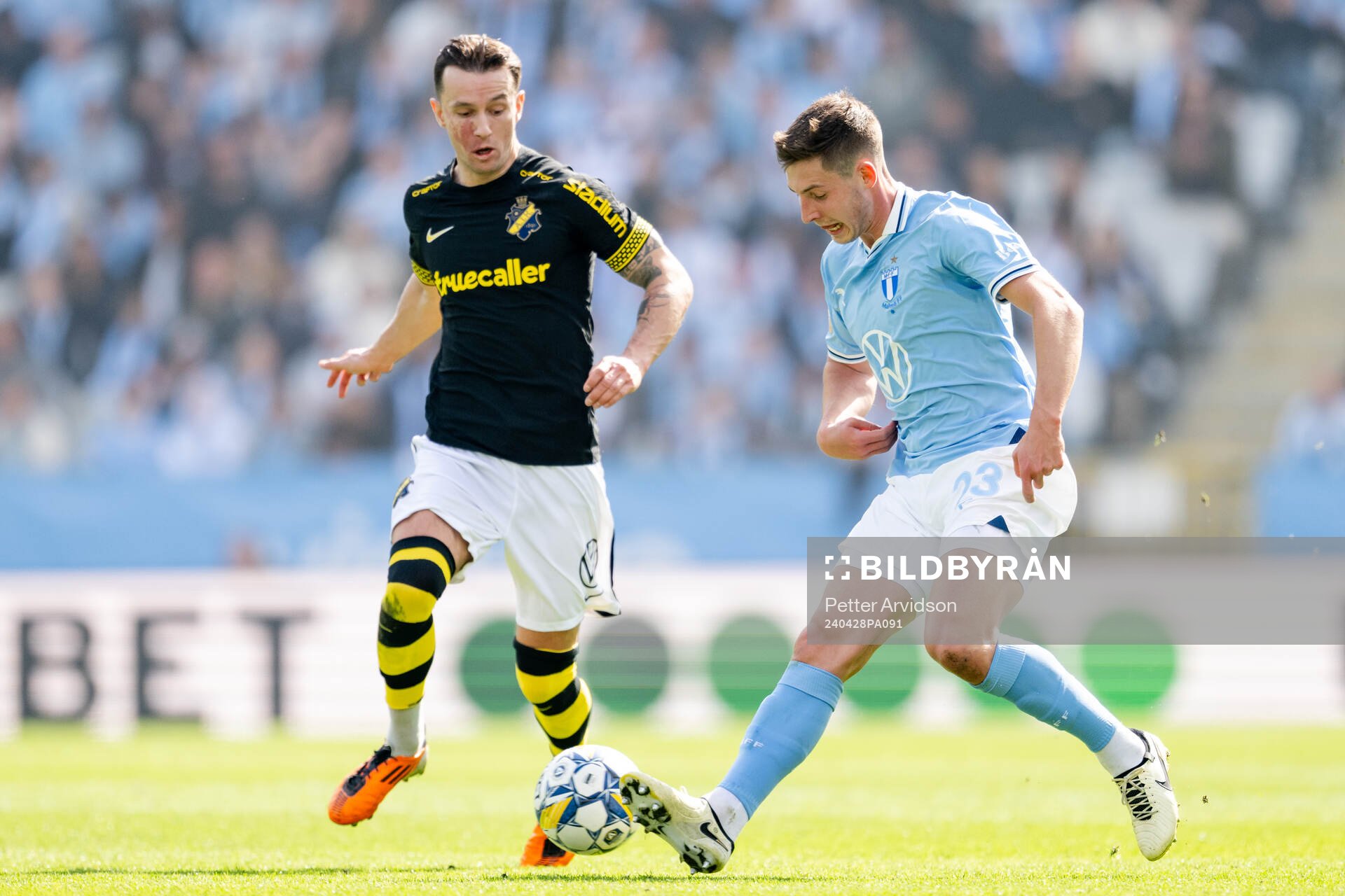AIKs Bersant Celina och Malmö FFs Lasse Berg Johnsen