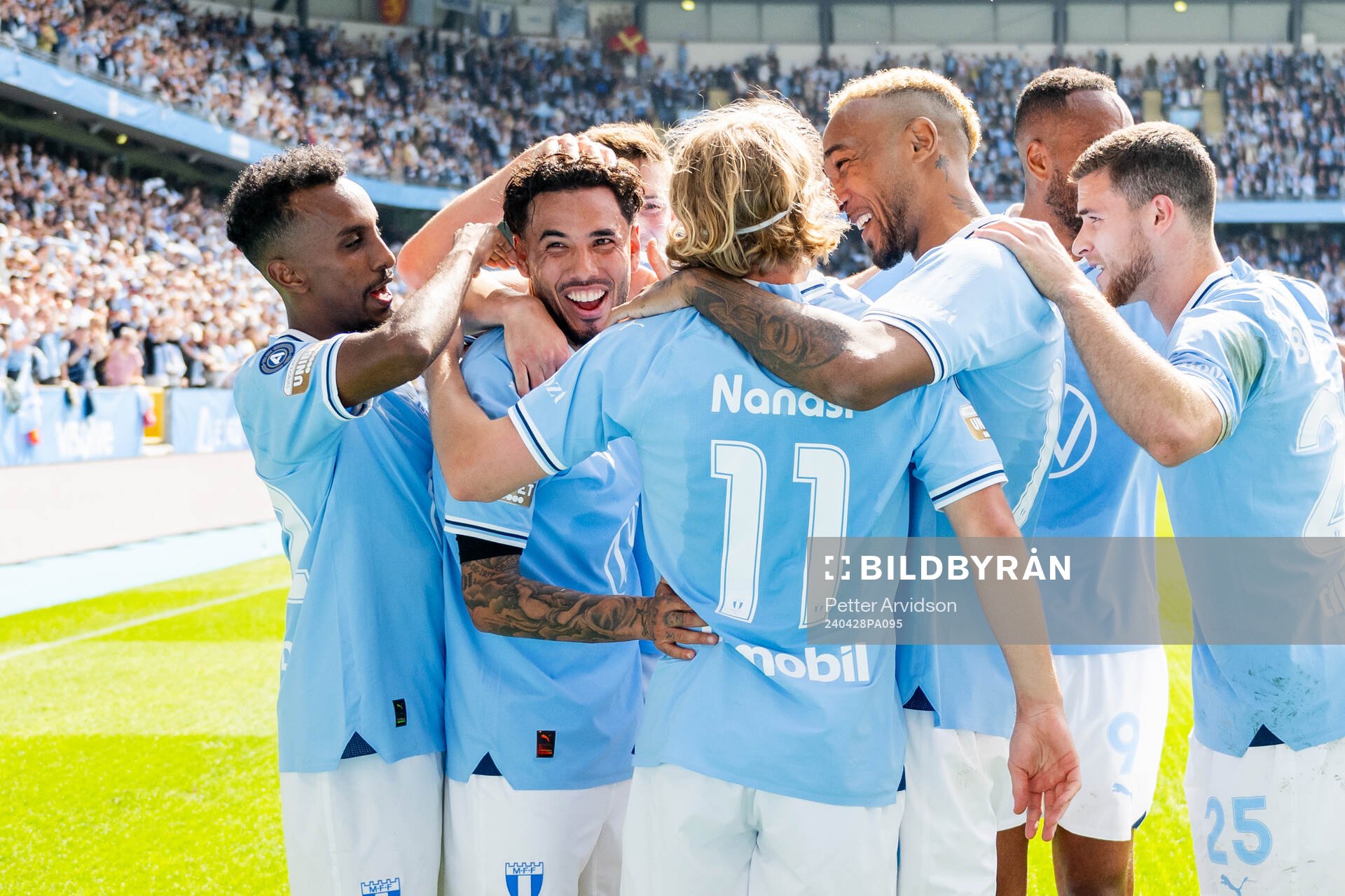 Malmö FFs Sergio Pena jublar med lagkamrater