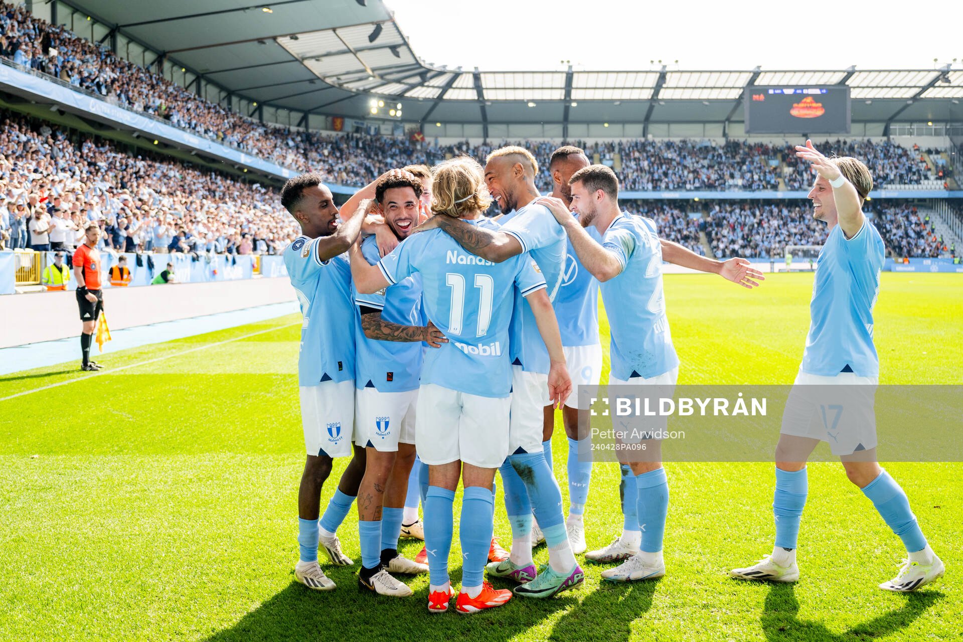 Malmö FFs Sergio Pena jublar med lagkamrater