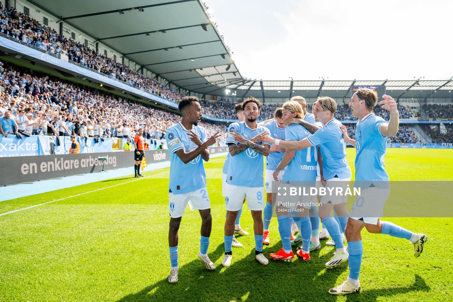 Malmö FFs Sergio Pena jublar med lagkamrater
