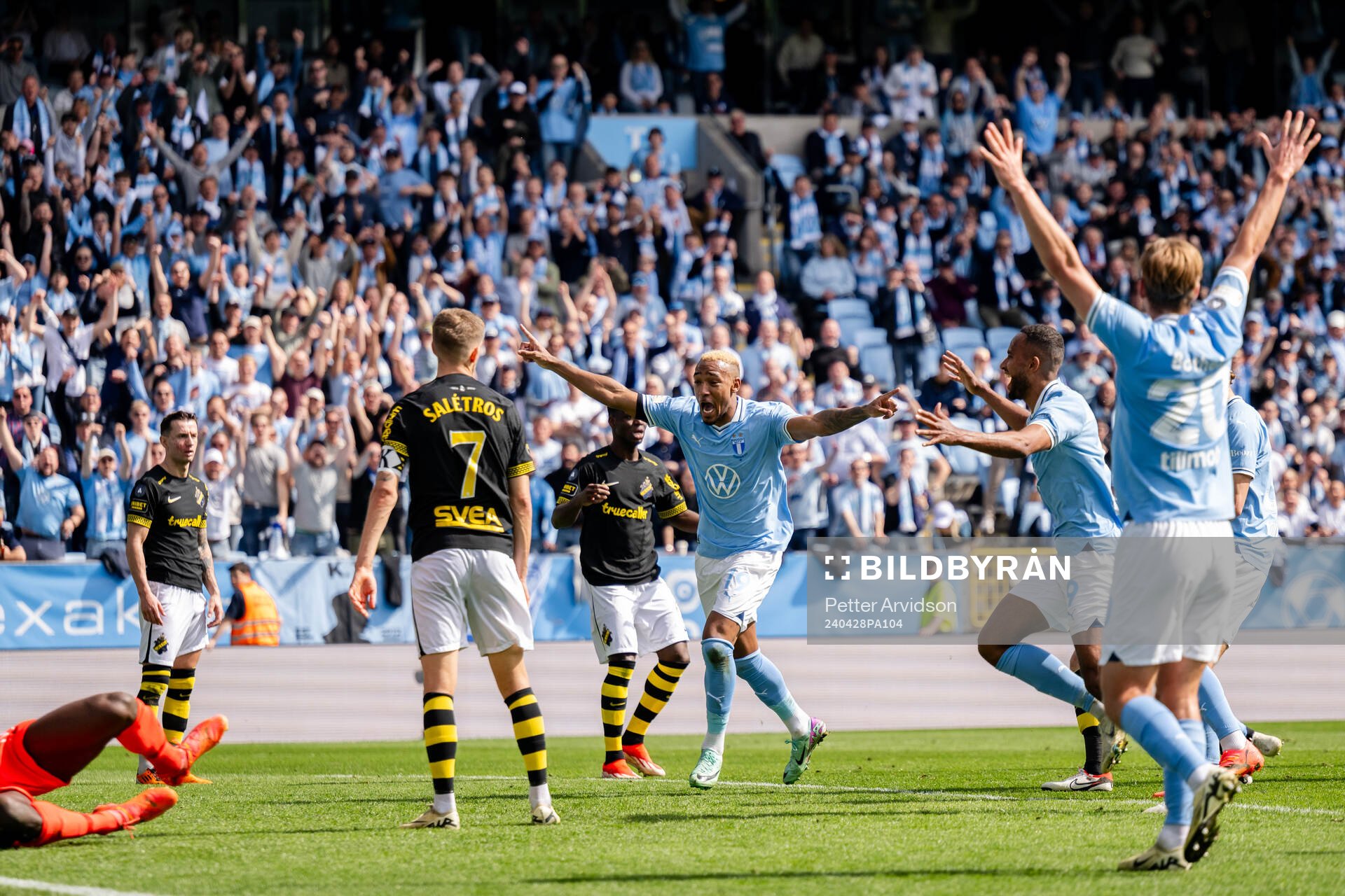 Malmö FFs Derek Cornelius och Isaac Kiese Thelin jublar