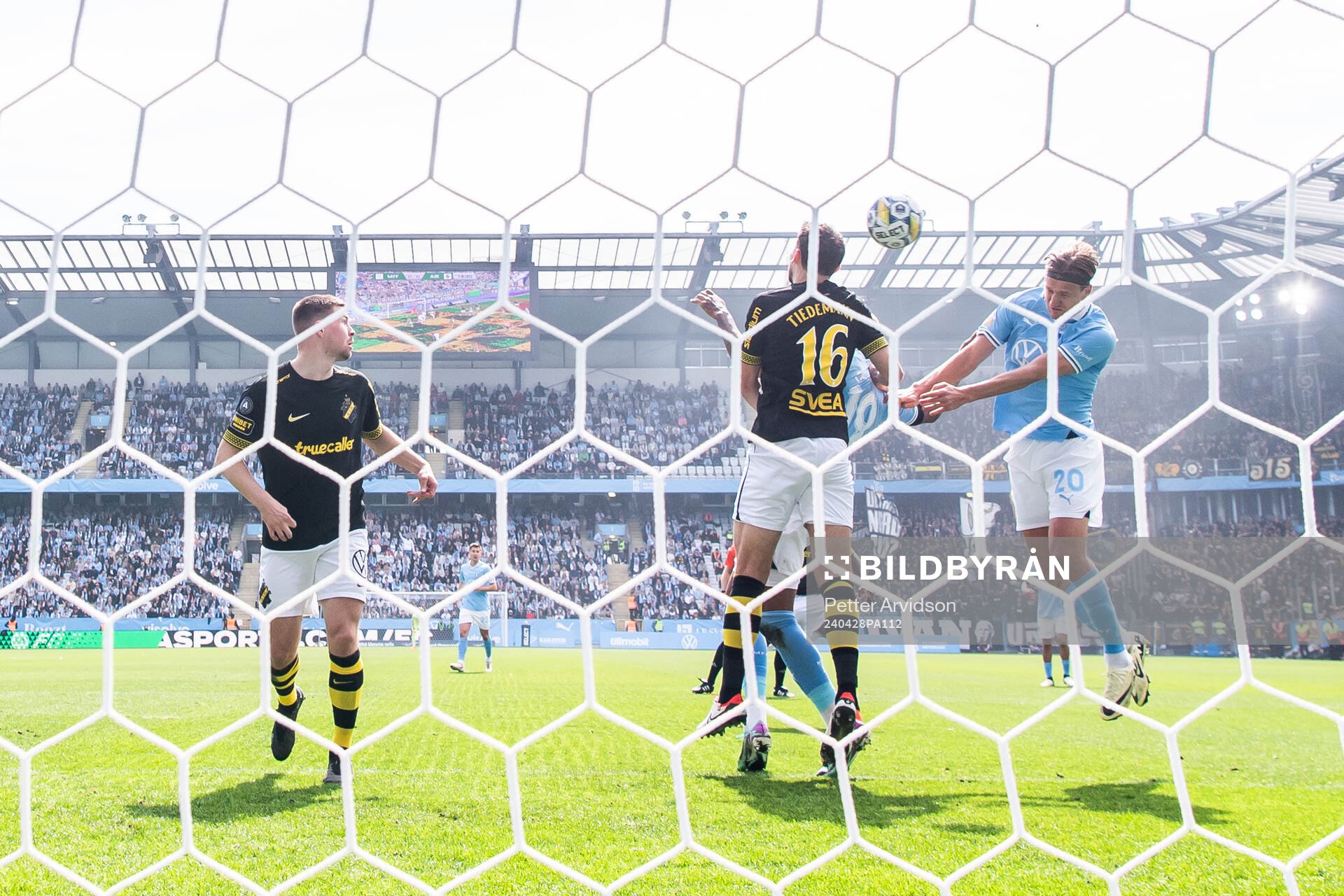 Malmö FFs Erik Botheim nickar in 1-0 målet bredvid AIKs