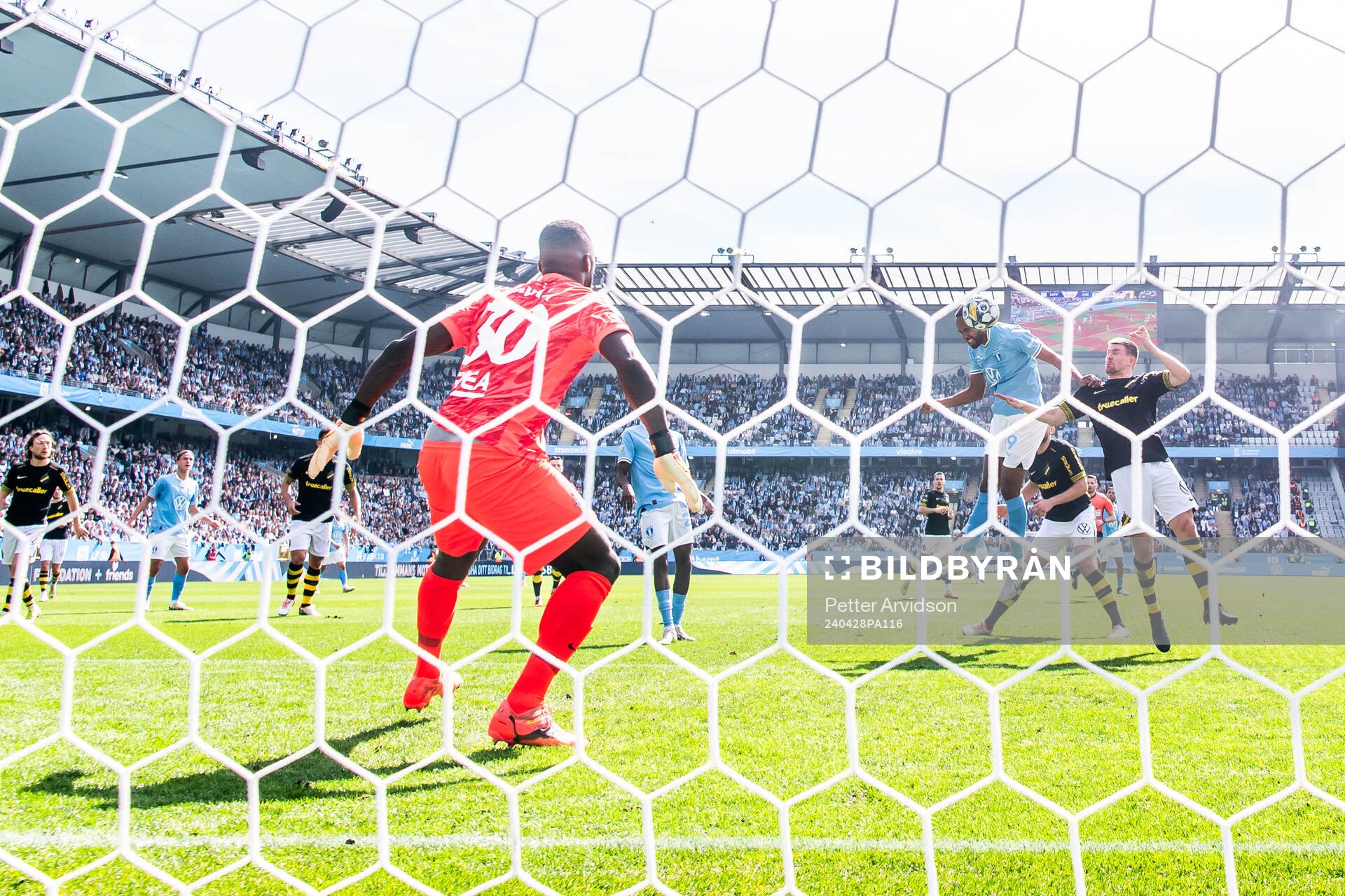 Malmö FFs Isaac Kiese Thelin nickar in 2-0 målet bakom