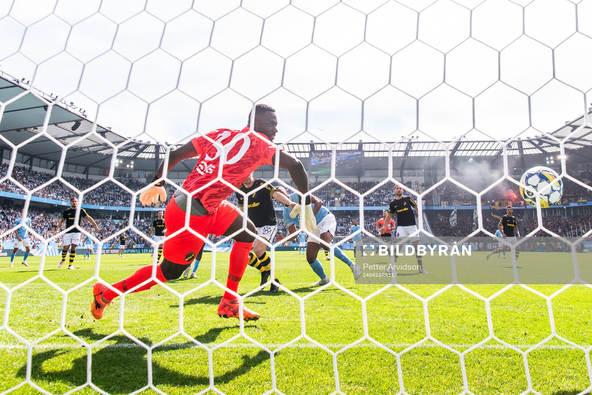Malmö FFs Isaac Kiese Thelin nickar in 2-0 målet bakom