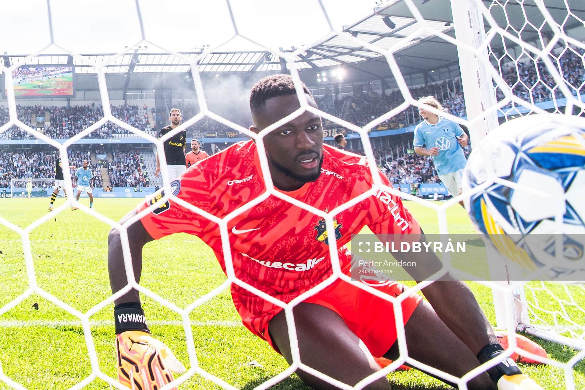 AIKs målvakt Ismael Diawara deppar vid 2-0 målet