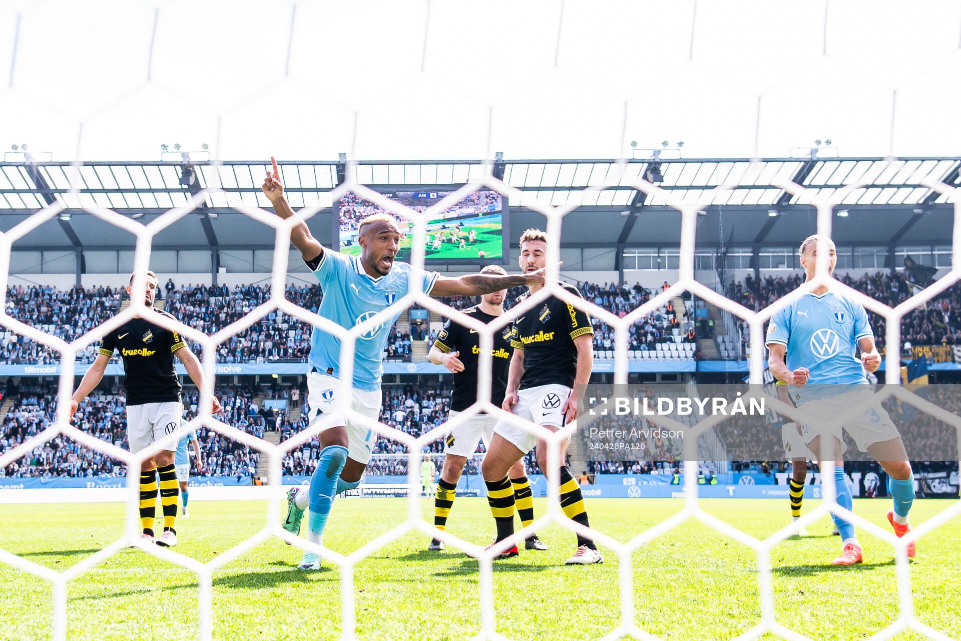 Malmö FFs Derek Cornelius jublar