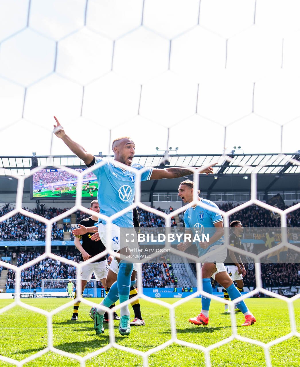 Malmö FFs Derek Cornelius och Elison Makolli jublar
