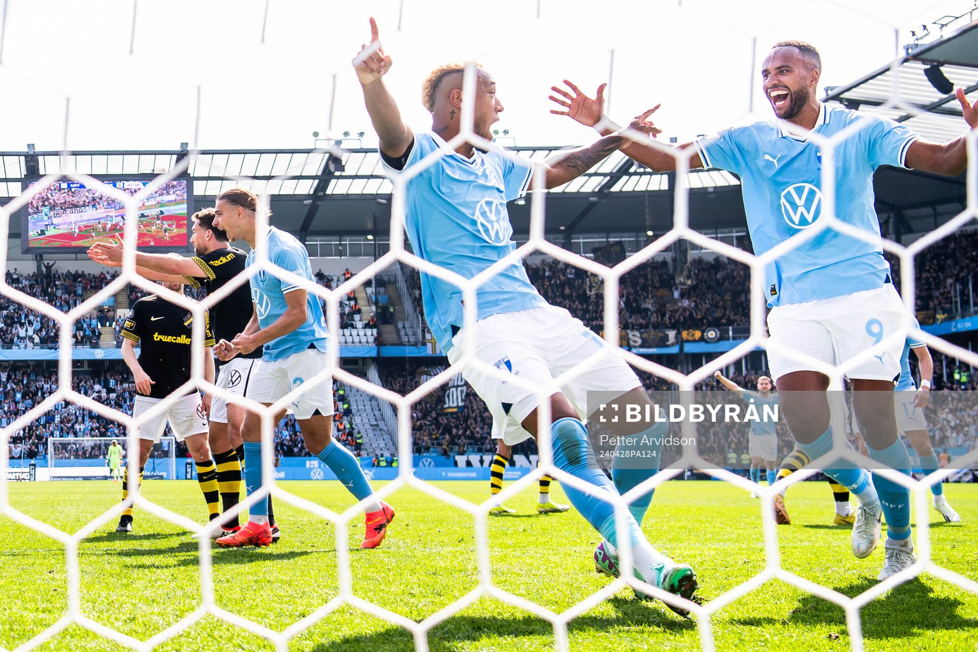 Malmö FFs Derek Cornelius och Isaac Kiese Thelin jublar