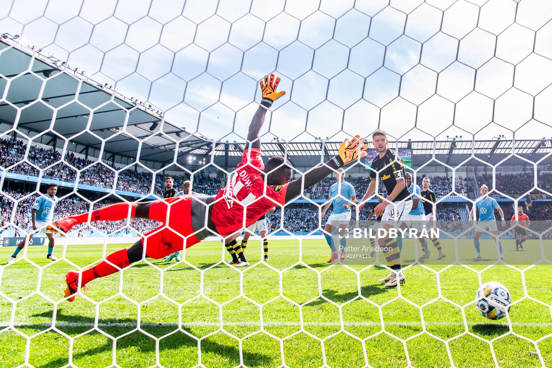 AIKs målvakt Ismael Diawara släpper in 3-0 målet