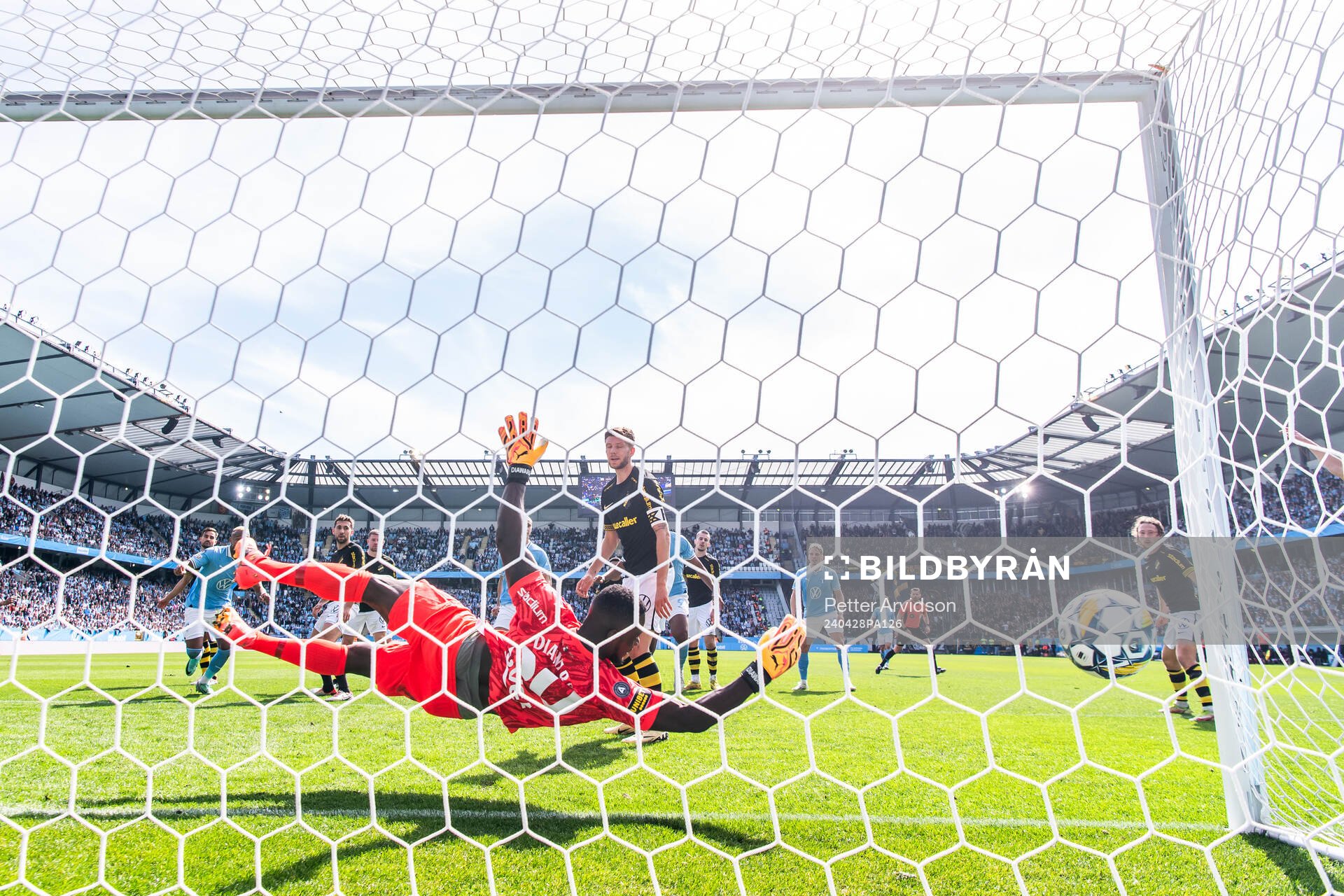 AIKs målvakt Ismael Diawara släpper in 3-0 målet