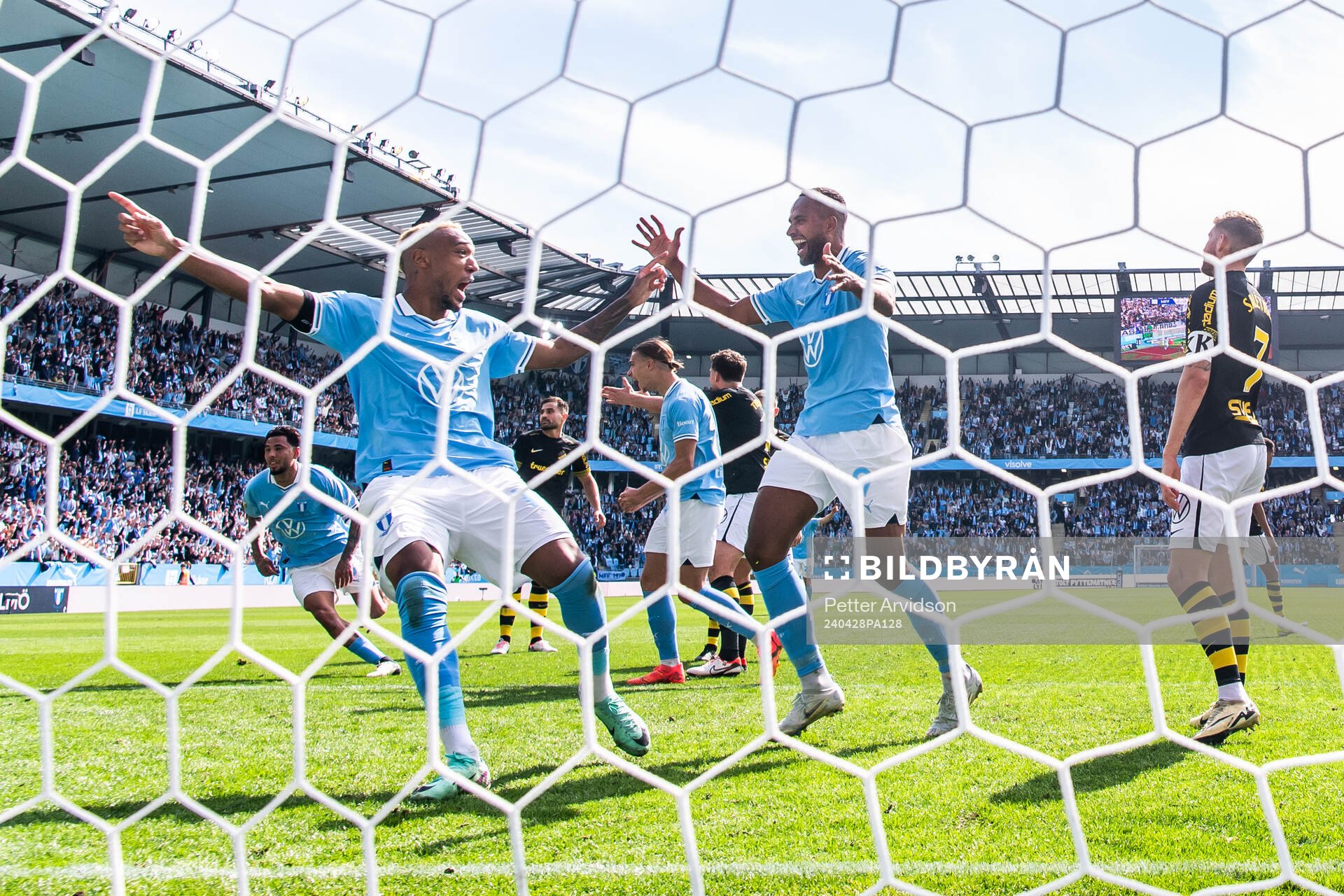 Malmö FFs Derek Cornelius och Isaac Kiese Thelin jublar