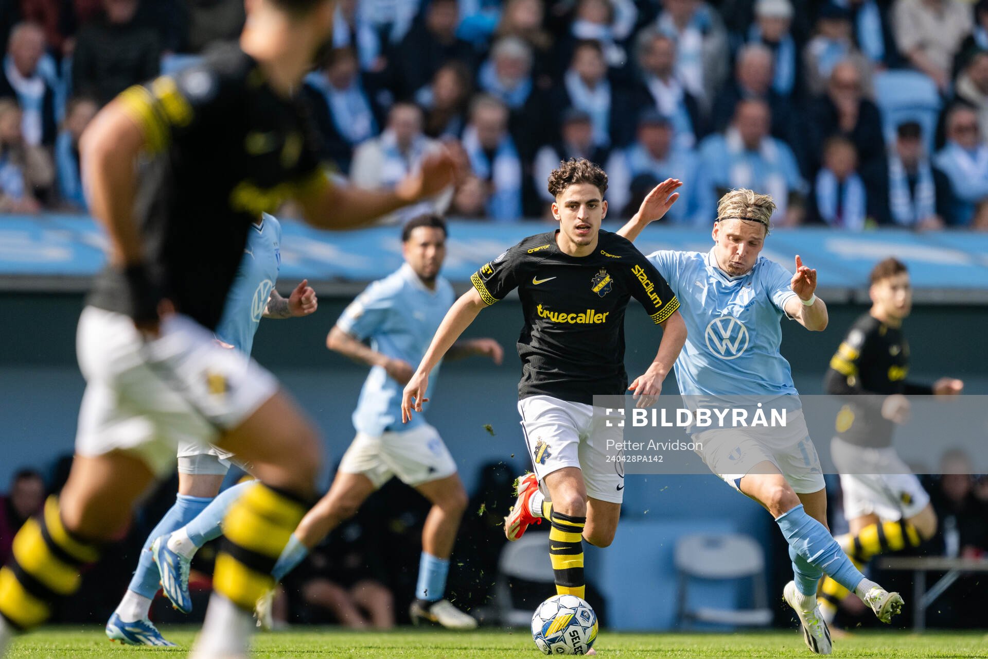 AIKs Taha Ayari och Malmö FFs Jens Stryger Larsen