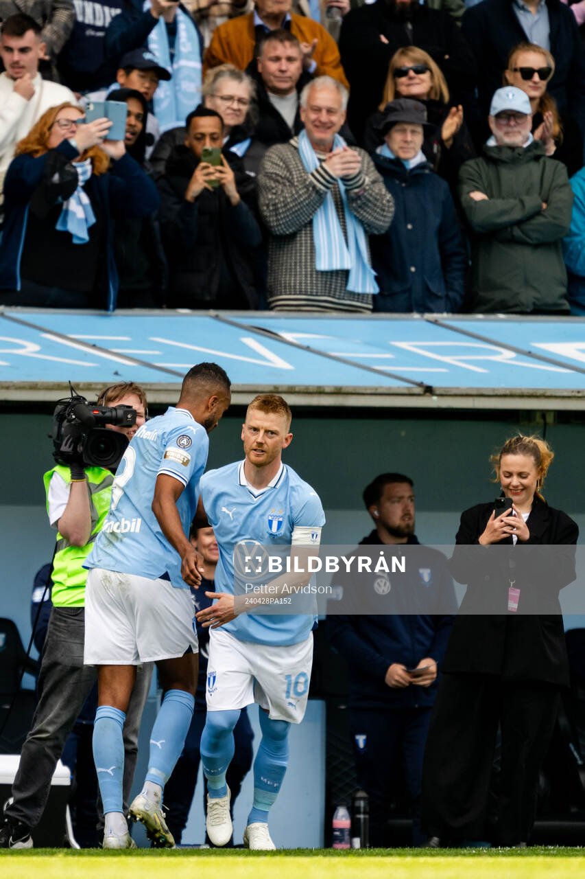 Byte mellan Malmö FFs Isaac Kiese Thelin och Anders Christiansen under fotbollsmatchen i Allsvenskan mellan Malmö FF och AIK den 28 april 2024 i Malmö.