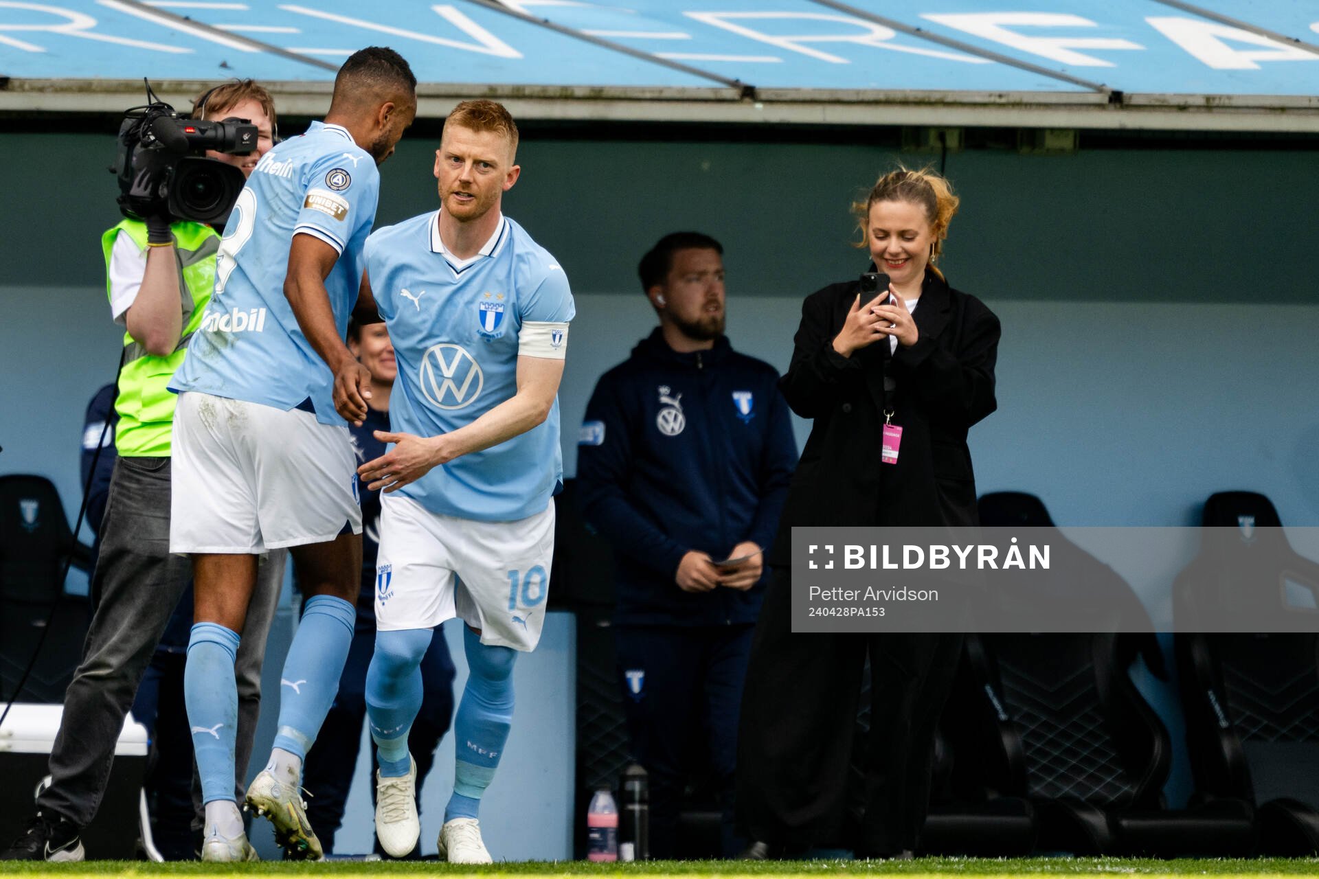 Byte mellan Malmö FFs Isaac Kiese Thelin och Anders Christiansen under fotbollsmatchen i Allsvenskan mellan Malmö FF och AIK den 28 april 2024 i Malmö.