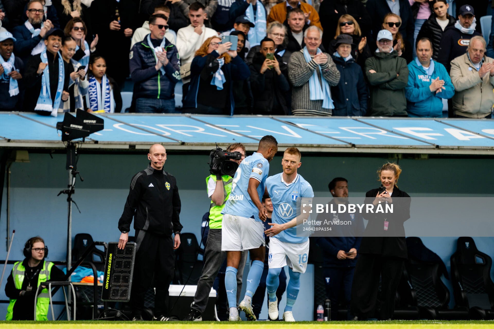 Byte mellan Malmö FFs Isaac Kiese Thelin och Anders Christiansen under fotbollsmatchen i Allsvenskan mellan Malmö FF och AIK den 28 april 2024 i Malmö.