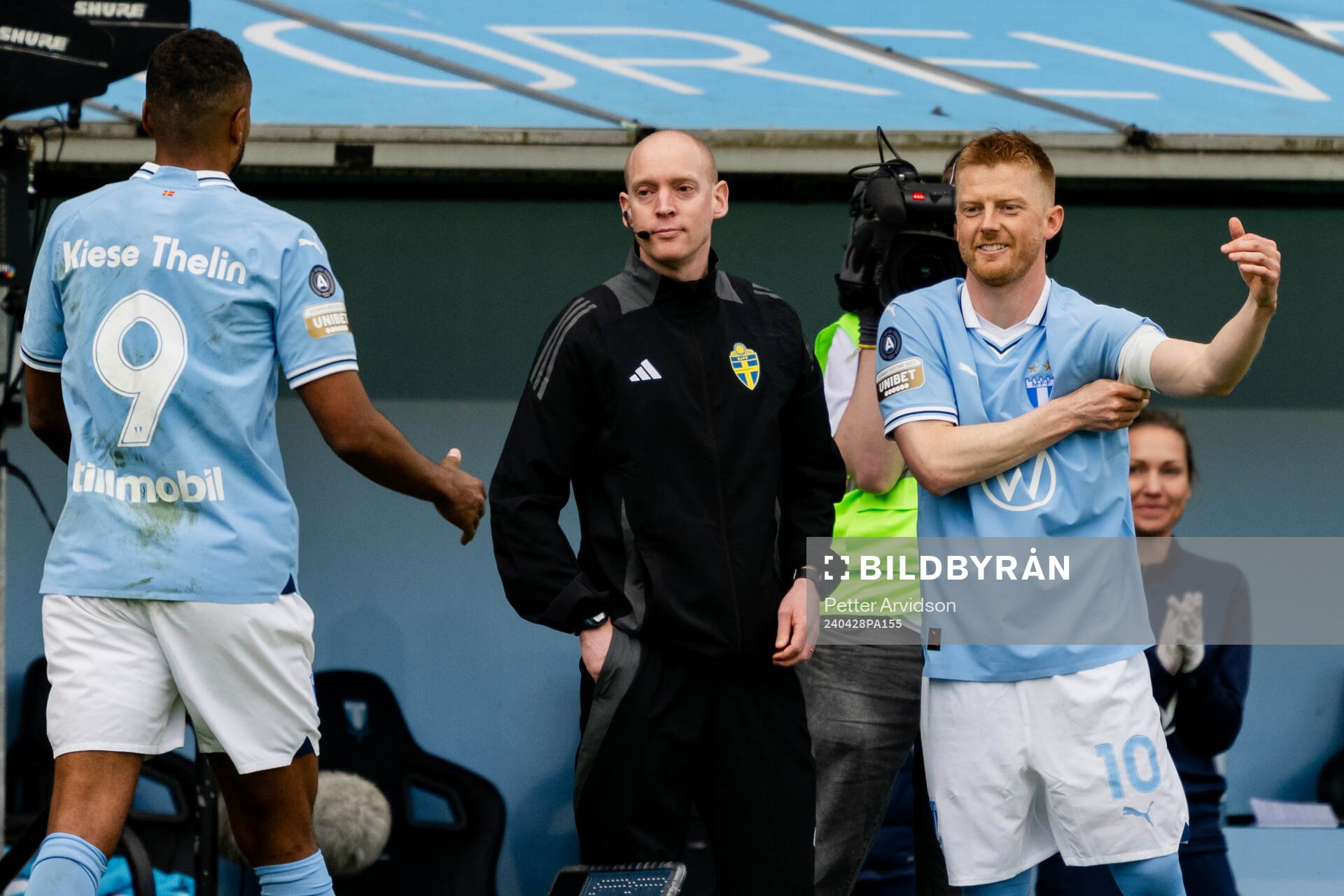 Byte mellan Malmö FFs Isaac Kiese Thelin och Anders Christiansen under fotbollsmatchen i Allsvenskan mellan Malmö FF och AIK den 28 april 2024 i Malmö.