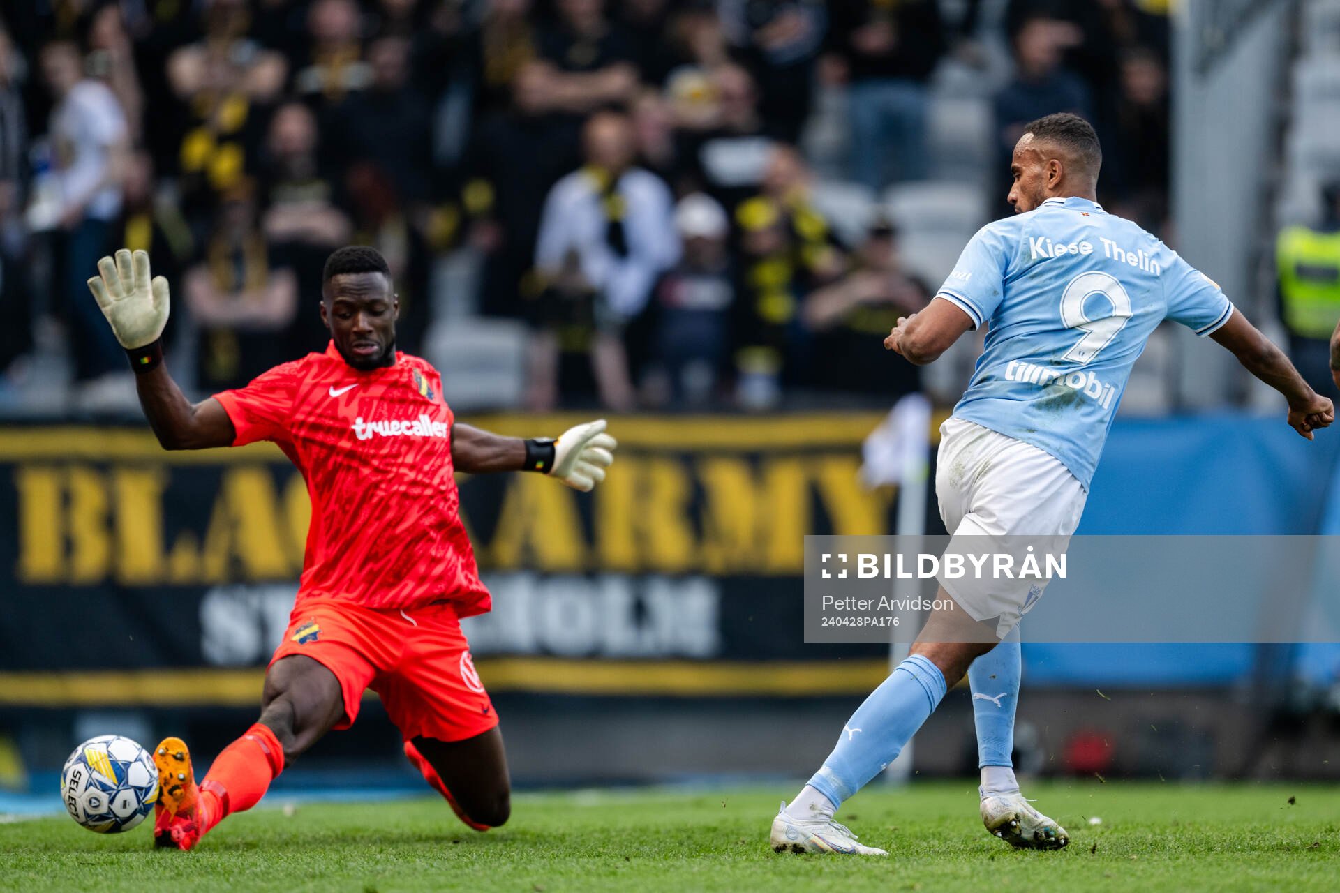 Malmö FFs Isaac Kiese Thelin gör 5-0 bakom AIKs målvakt