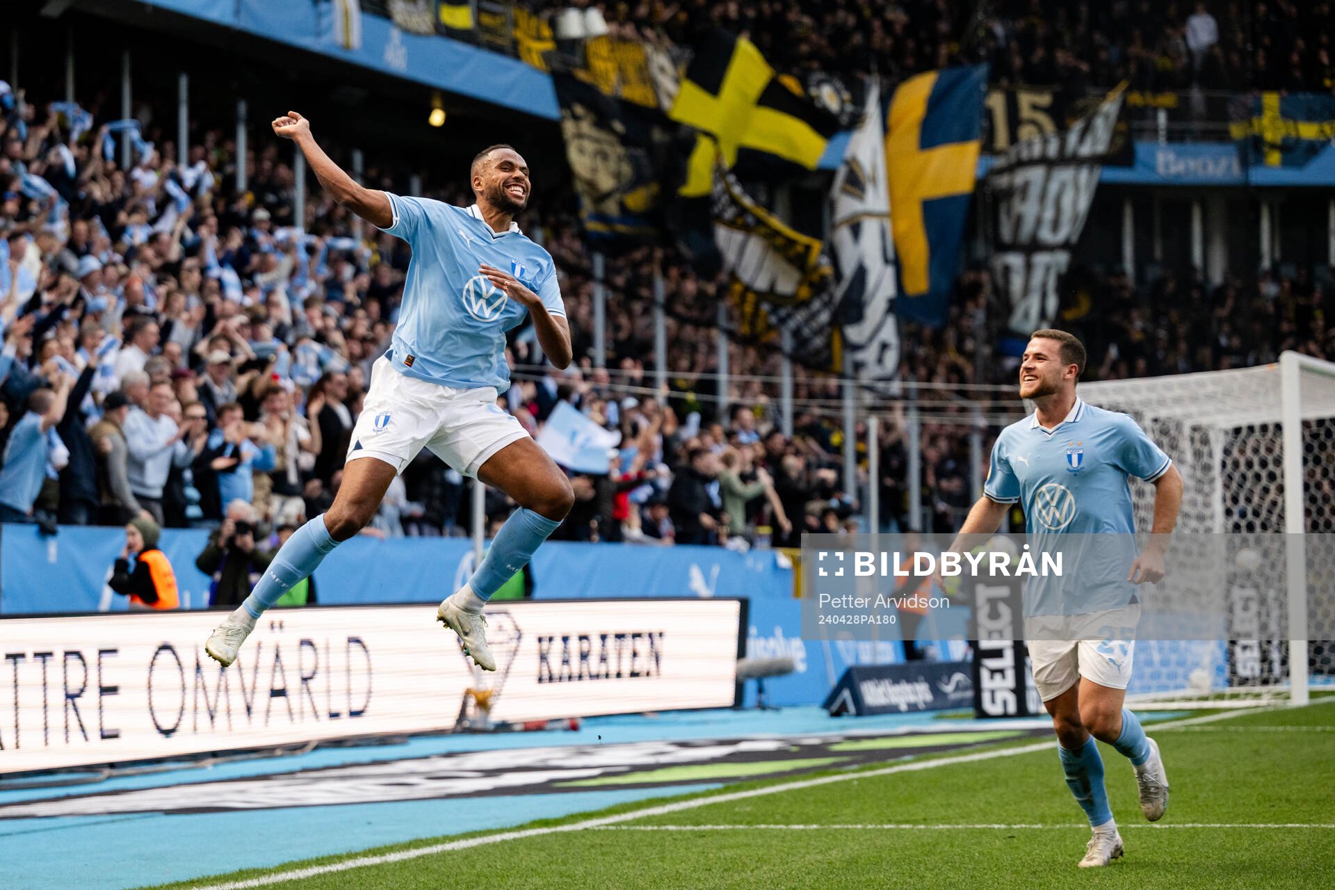 Malmö FFs Isaac Kiese Thelin och Gabriel Busanello jublar