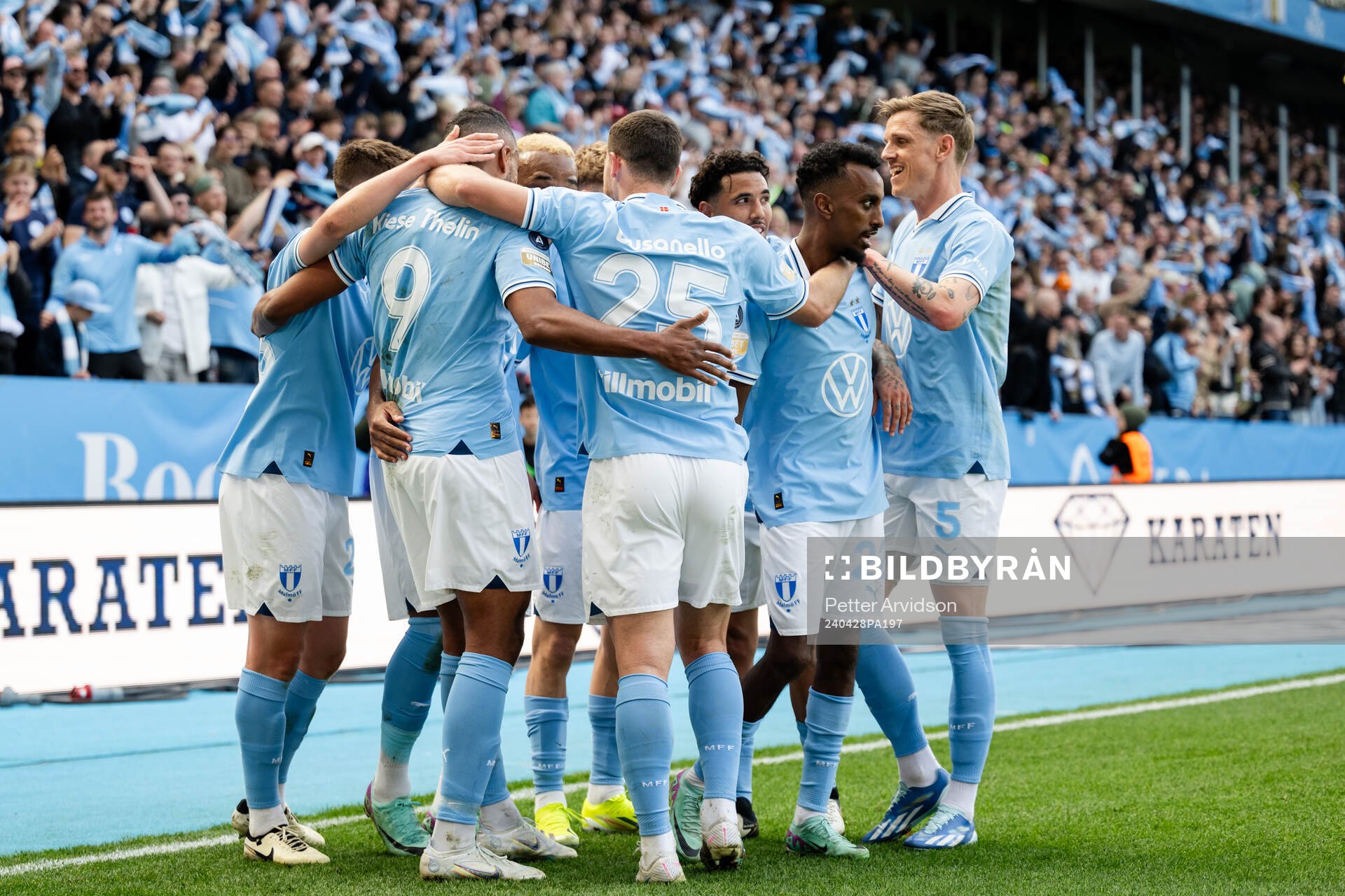 Malmö FFs Isaac Kiese Thelin jublar med lagkamrater