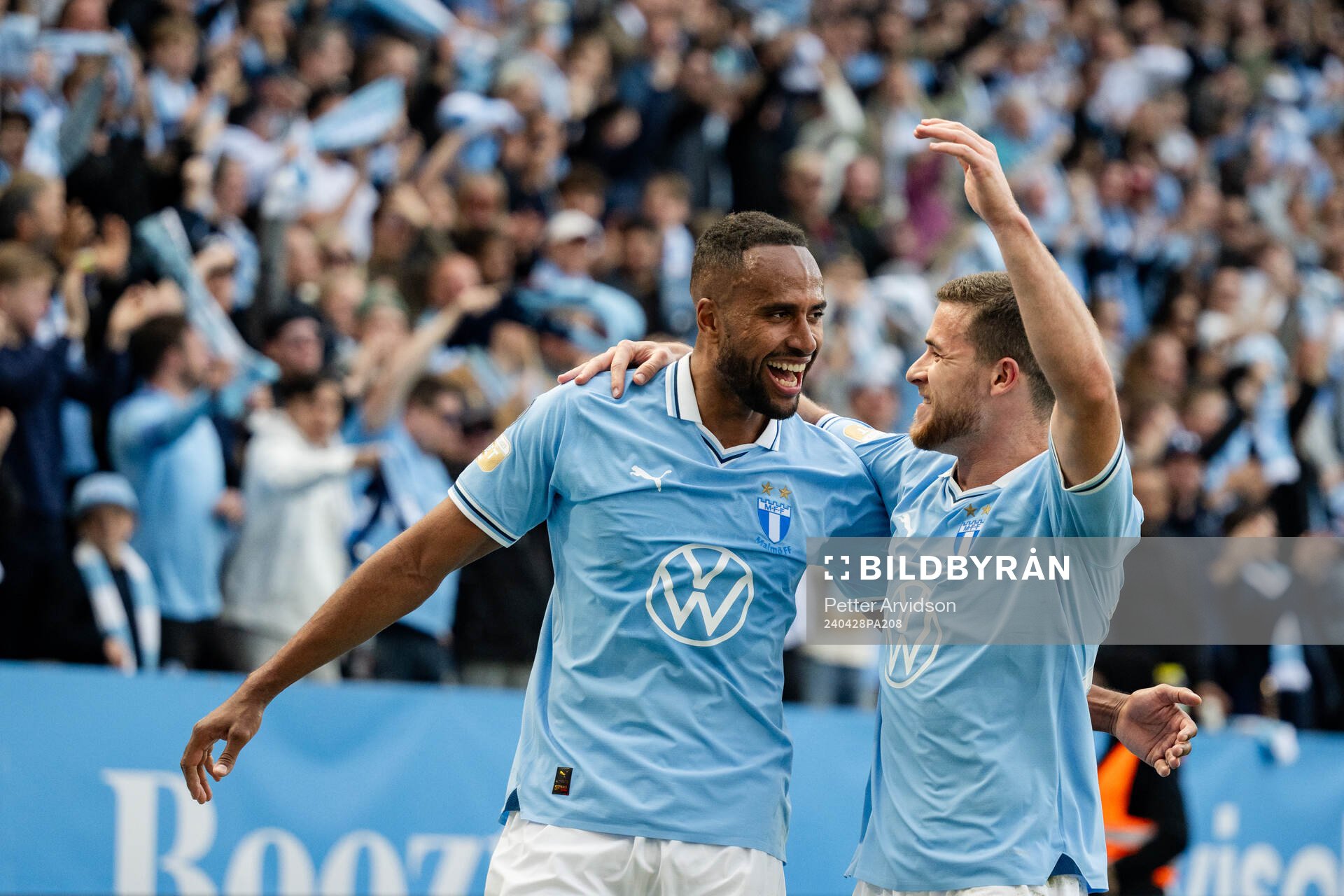Malmö FFs Isaac Kiese Thelin jublar med Gabriel Busanello
