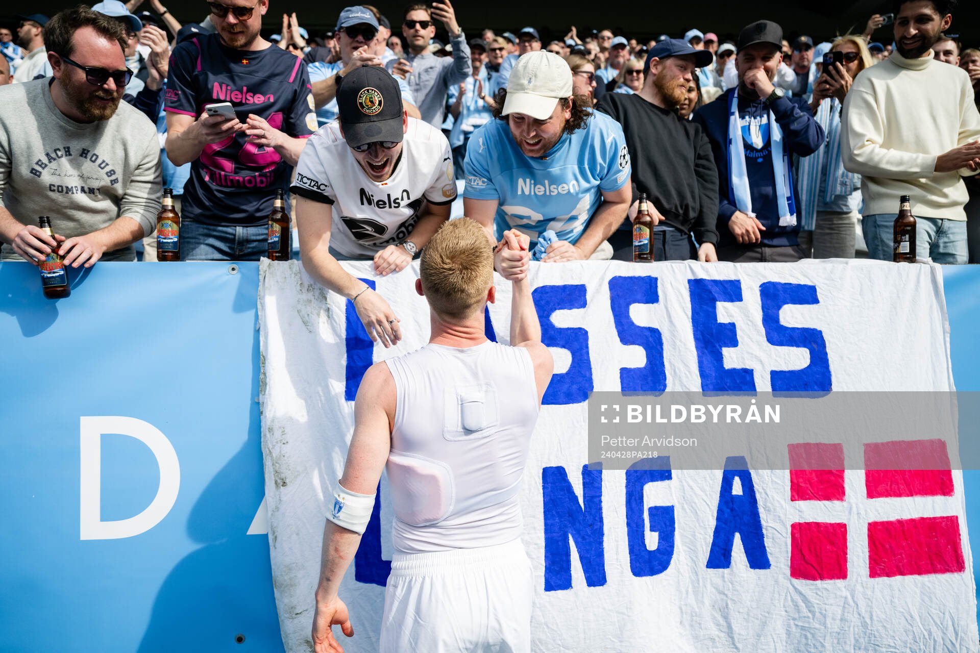 Malmö FFs Anders Christiansen jublar med supportrar
